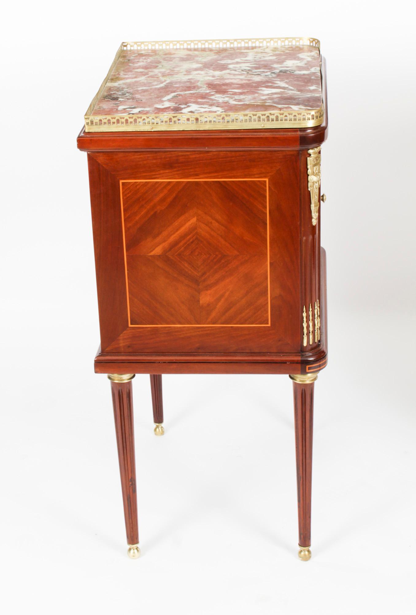 Ancienne paire d'armoires de chevet de style Empire français 19ème siècle en vente 11