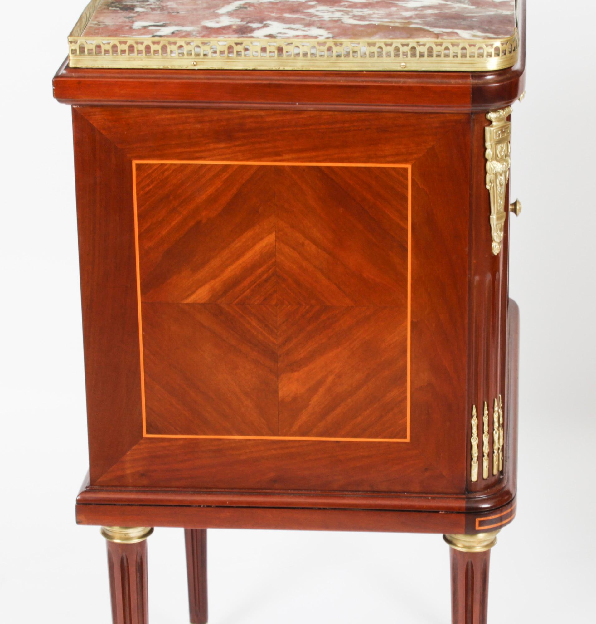 Ancienne paire d'armoires de chevet de style Empire français 19ème siècle en vente 12