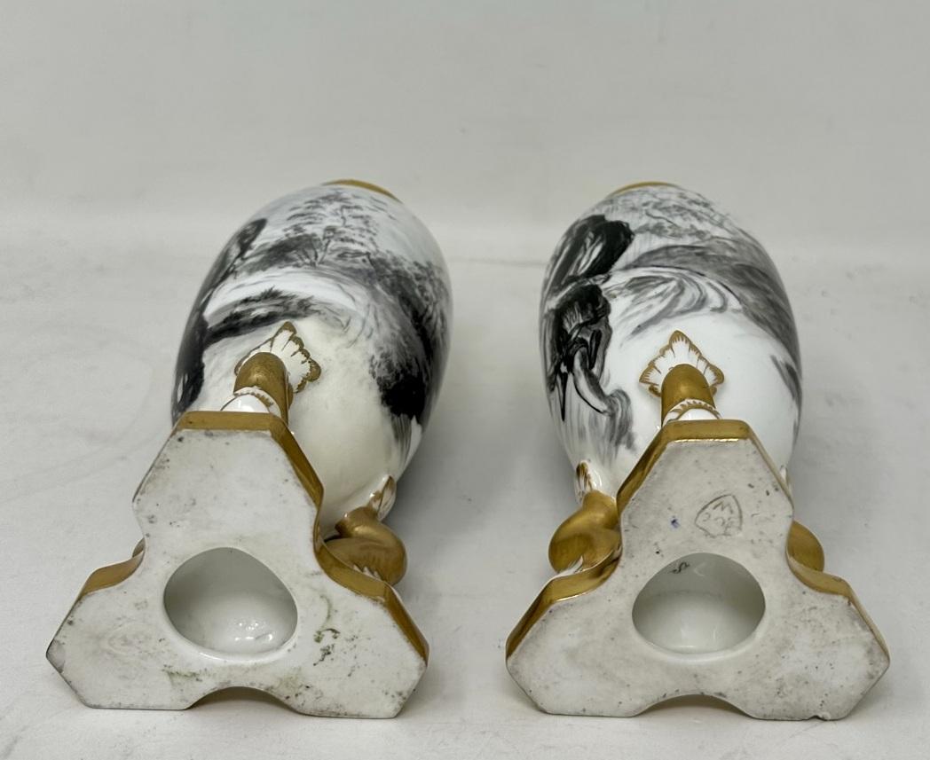 Ancienne Paire de Vases ou Urnes en grisaille en porcelaine dorée Scènes d'Amour 19Ct  Bon état - En vente à Dublin, Ireland