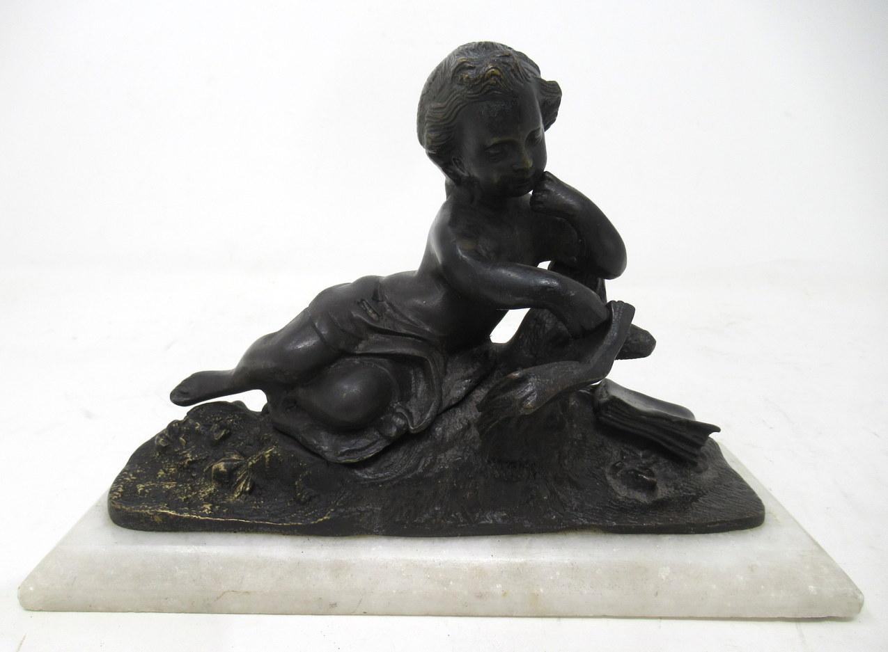 Exemple stylisé d'une paire de lourdes figures assises en bronze Grand Tour bien fondues représentant deux amorino (cupidon ou chérubin) probablement d'origine française, début du XIXe siècle.

Chaque figure lisant comme si elle reposait sur une