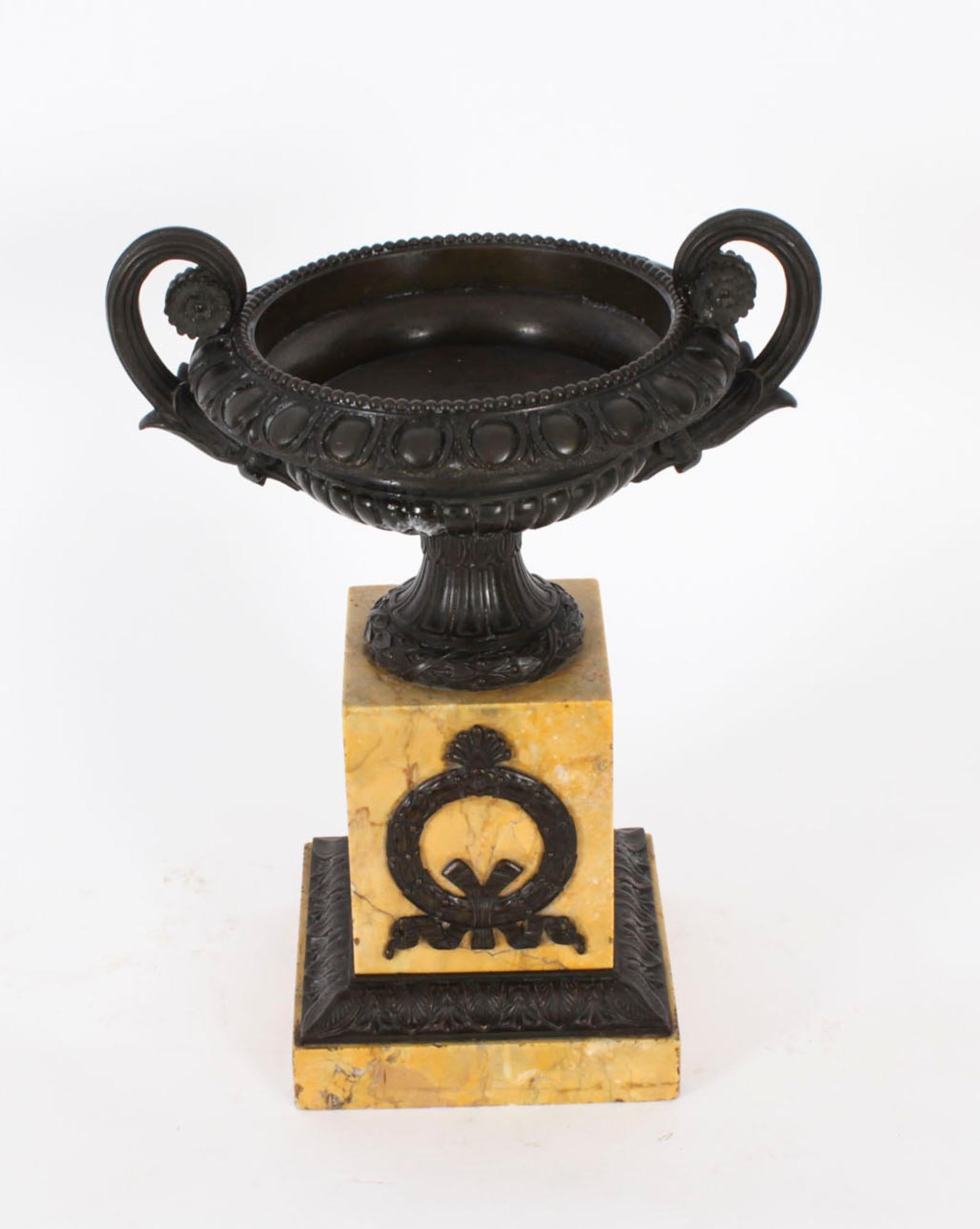 Una superba coppia di tazze francesi Grand Tour in bronzo e marmo di Siena, datate circa 1870.

Questa coppia di orologi patinati  Le urne campane in bronzo riprendono i modelli di Borghese con i modelli classici.  decorazione a rilievo con bordi a