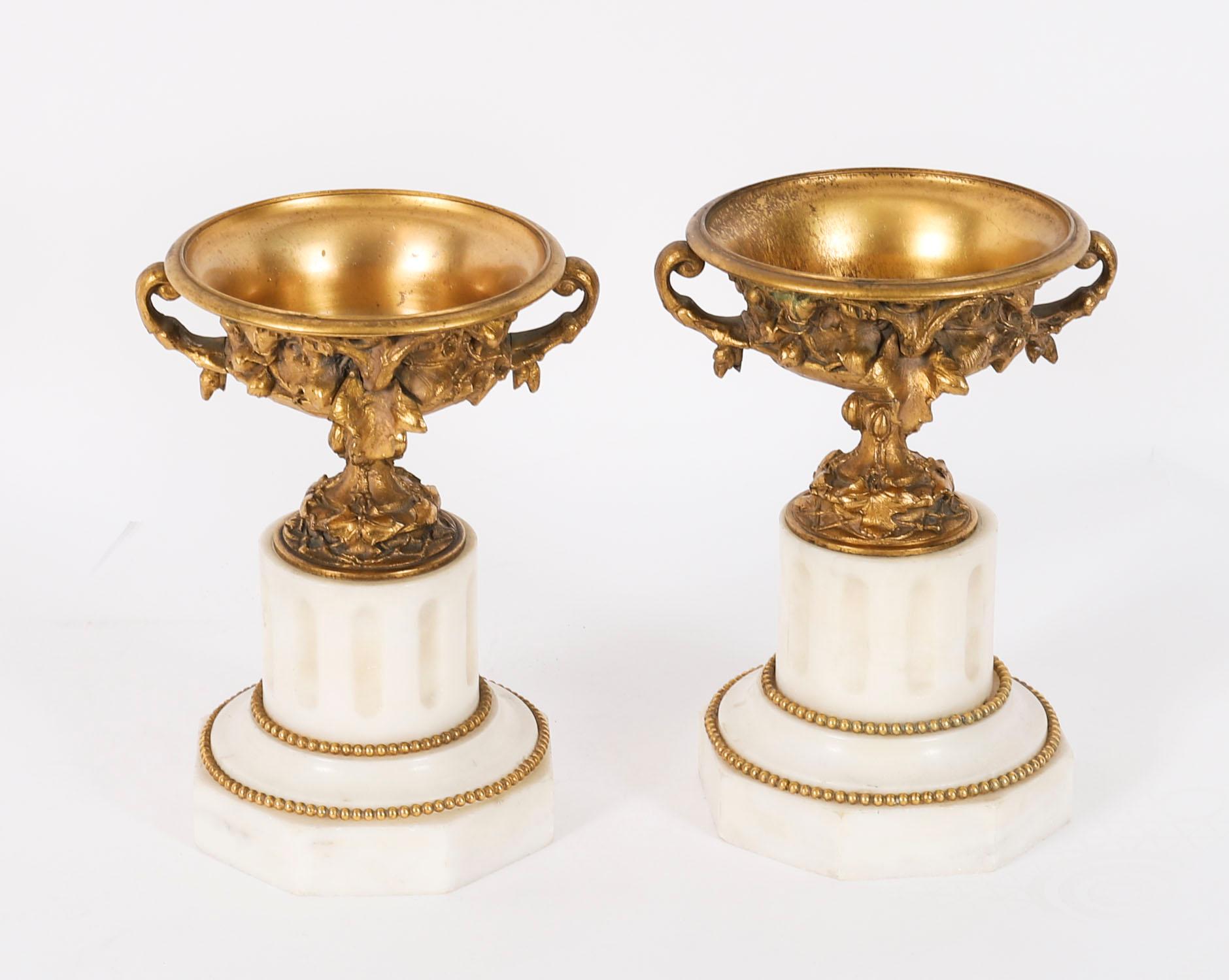 Si tratta di una notevole coppia di antiche urne francesi Grand Tour in ormolu e marmo di Carrara, datate circa 1860.
 
Queste splendide urne sono state fuse in modo superbo nella stessa forma degli antichi vasi romani; la forma a campana è