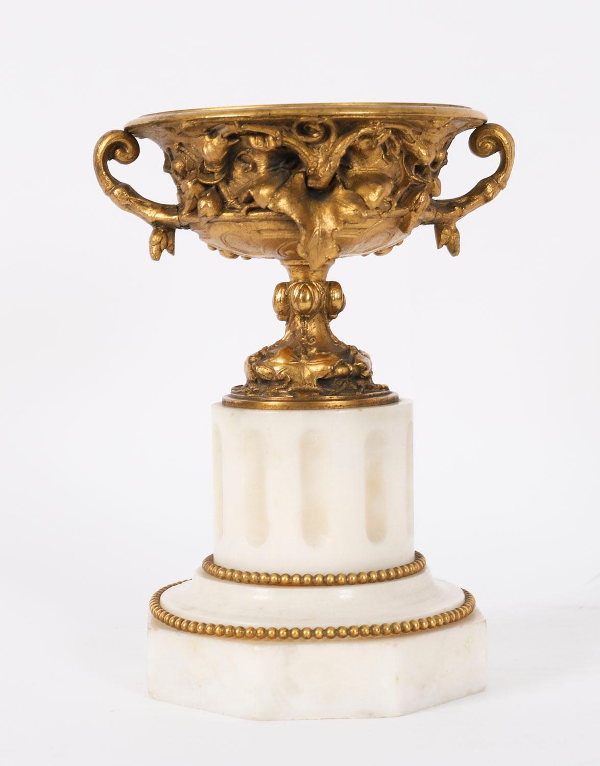 Francese Coppia Antique French Grand Tour Bronzo dorato Urne classiche del XIX secolo in vendita