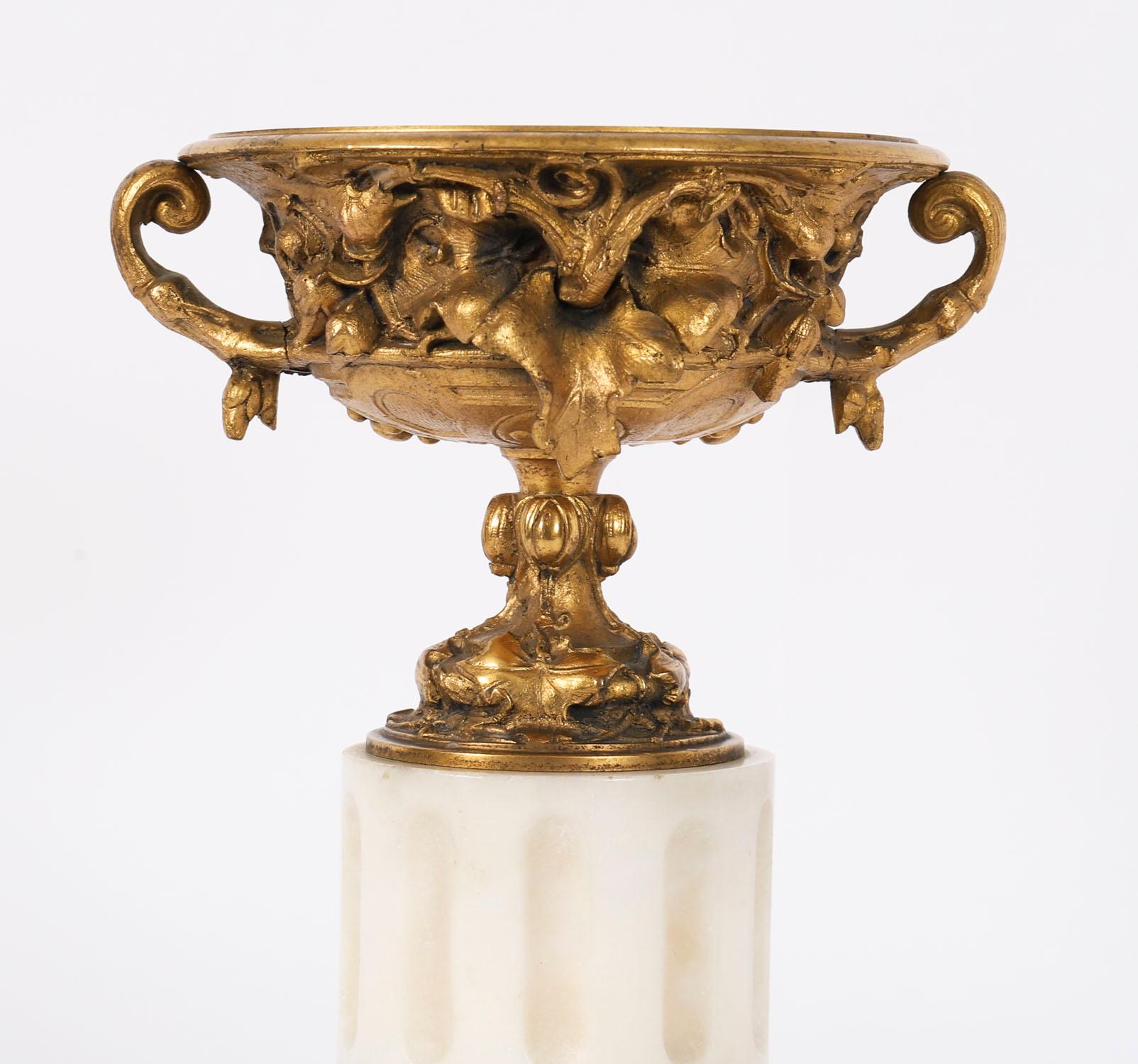 Dorato Coppia Antique French Grand Tour Bronzo dorato Urne classiche del XIX secolo in vendita