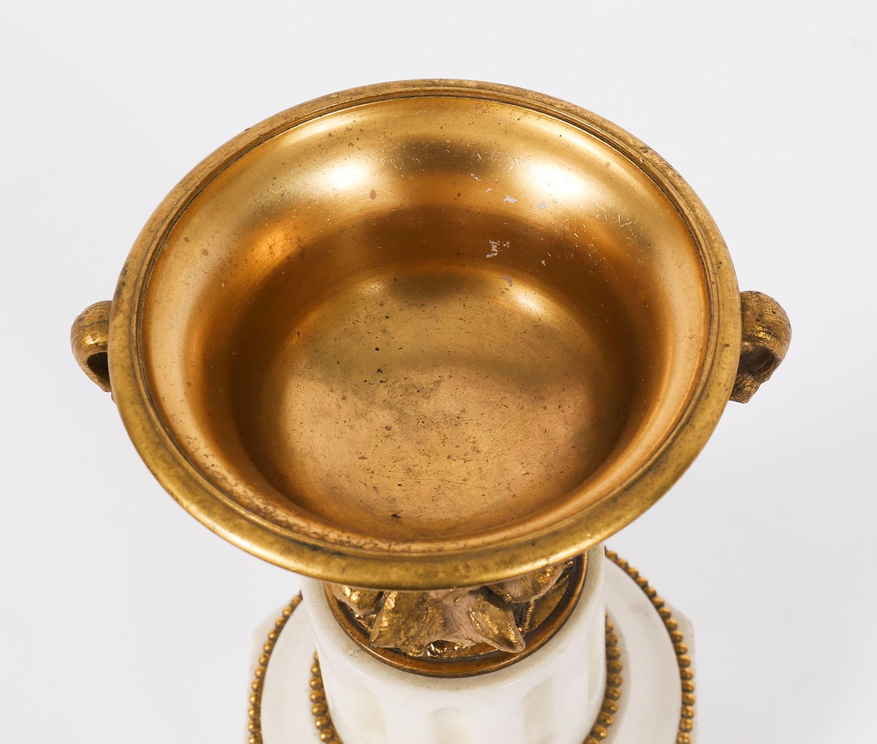 Coppia Antique French Grand Tour Bronzo dorato Urne classiche del XIX secolo in vendita 1