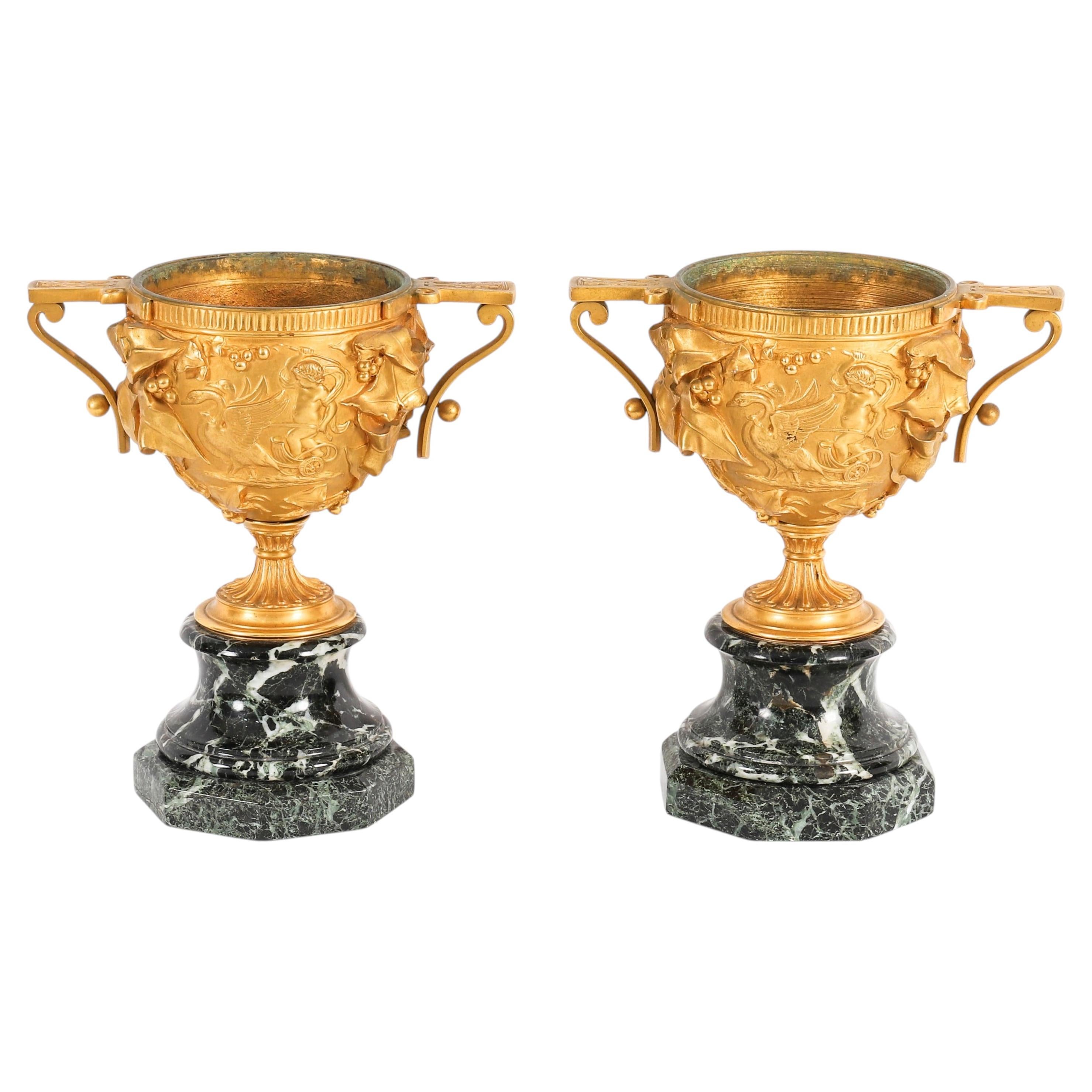 Coppia Antique French Grand Tour Bronzo dorato Urne classiche del XIX secolo