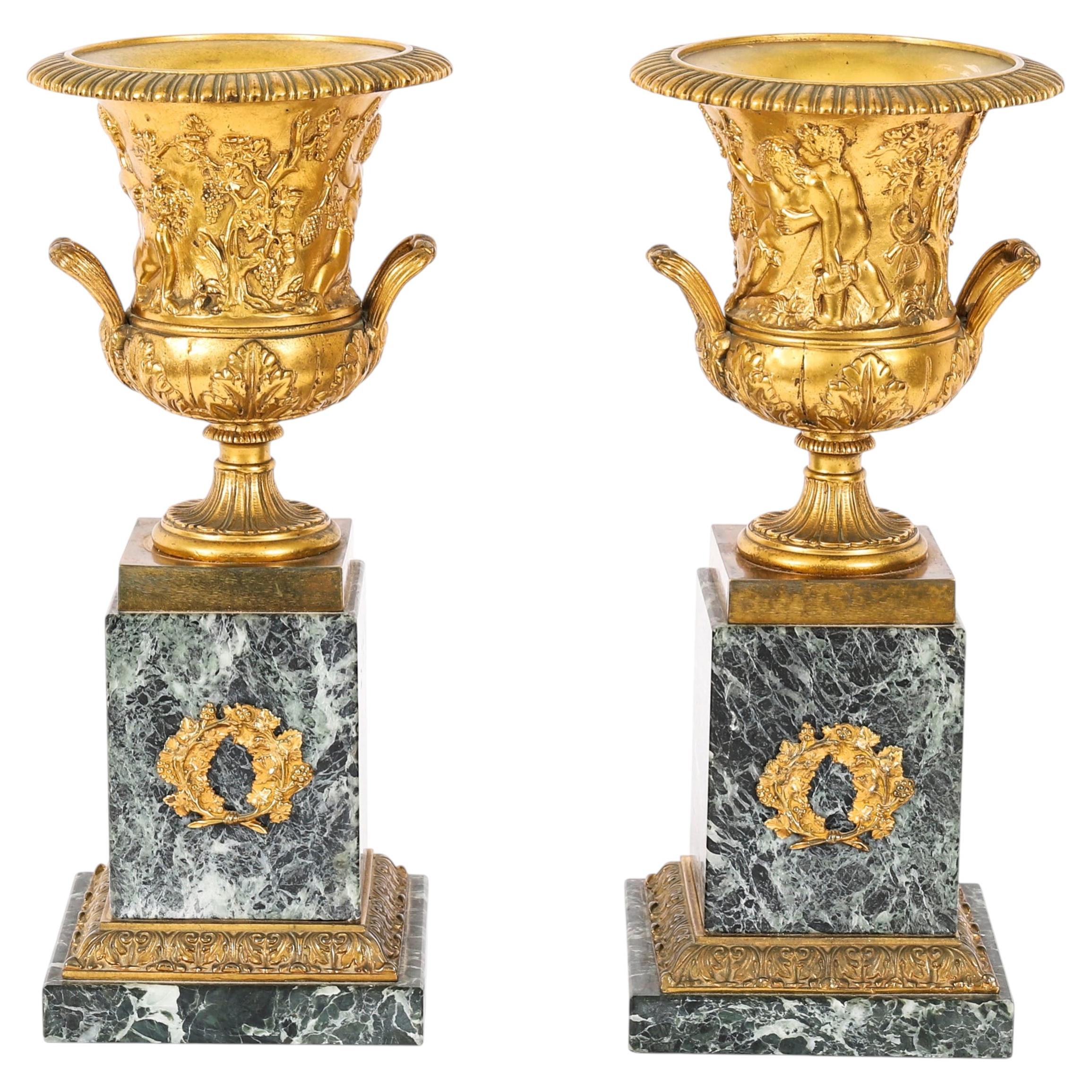 Coppia di urne antiche francesi del Grand Tour in bronzo dorato e marmo, XIX secolo