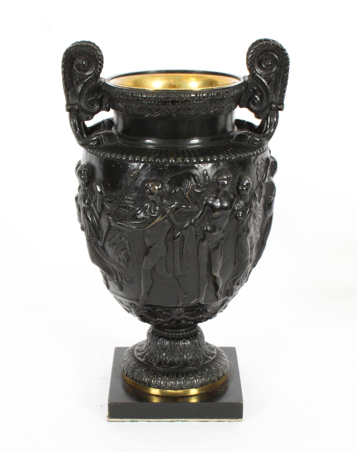 Dieses prächtige Paar französischer neoklassischer Grand-Tour-Bronzeurnen ist sehr kunstvoll und fein detailliert, datiert CIRCA 1870.

Sie haben einen ausgestellten Hals mit Blattbesatz und einen perlenbesetzten Kragen. Die bauchigen Körper sind