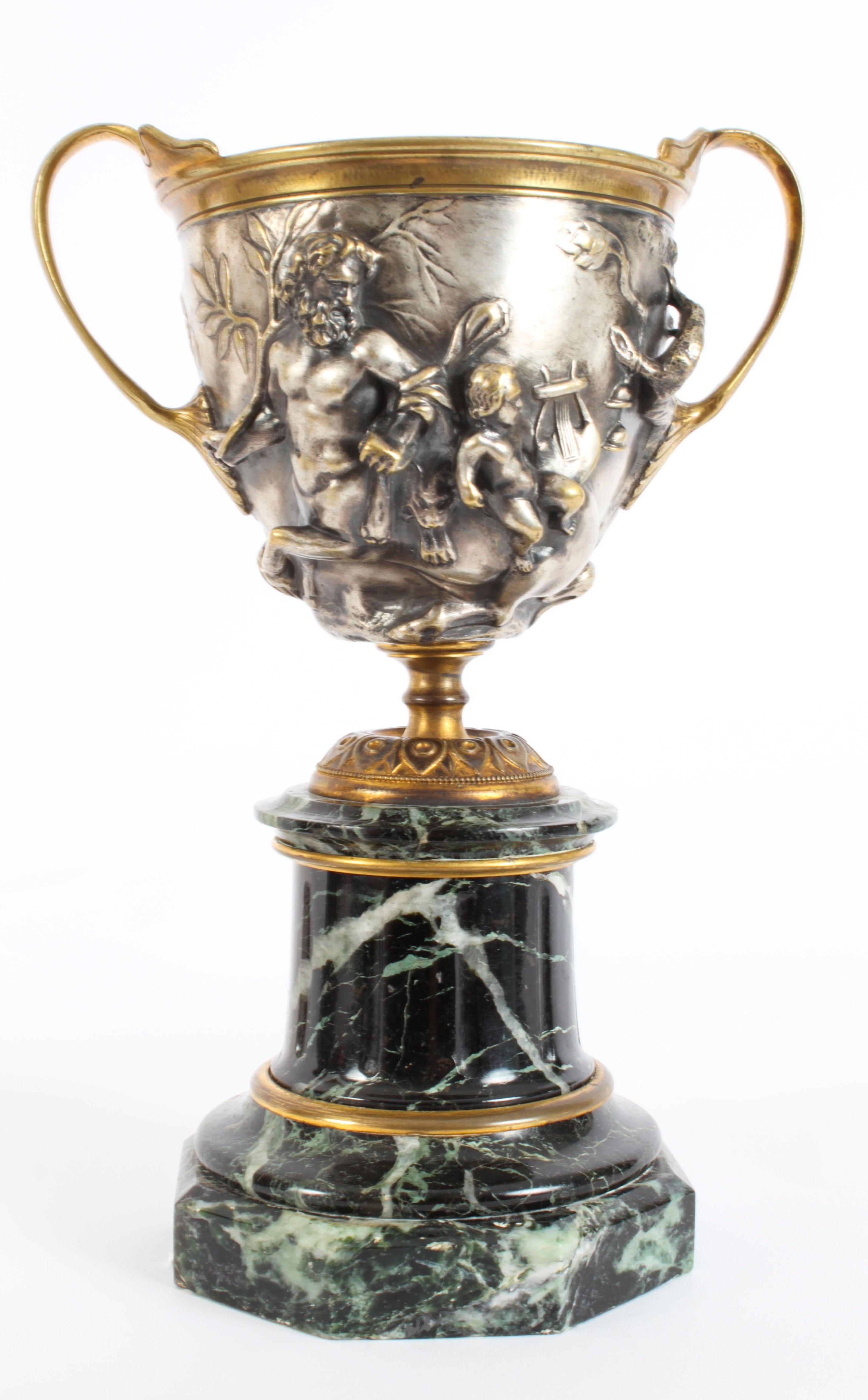 Paire d'urnes à piédestal en bronze argenté du 19ème siècle de style Grand Tour français en vente 3