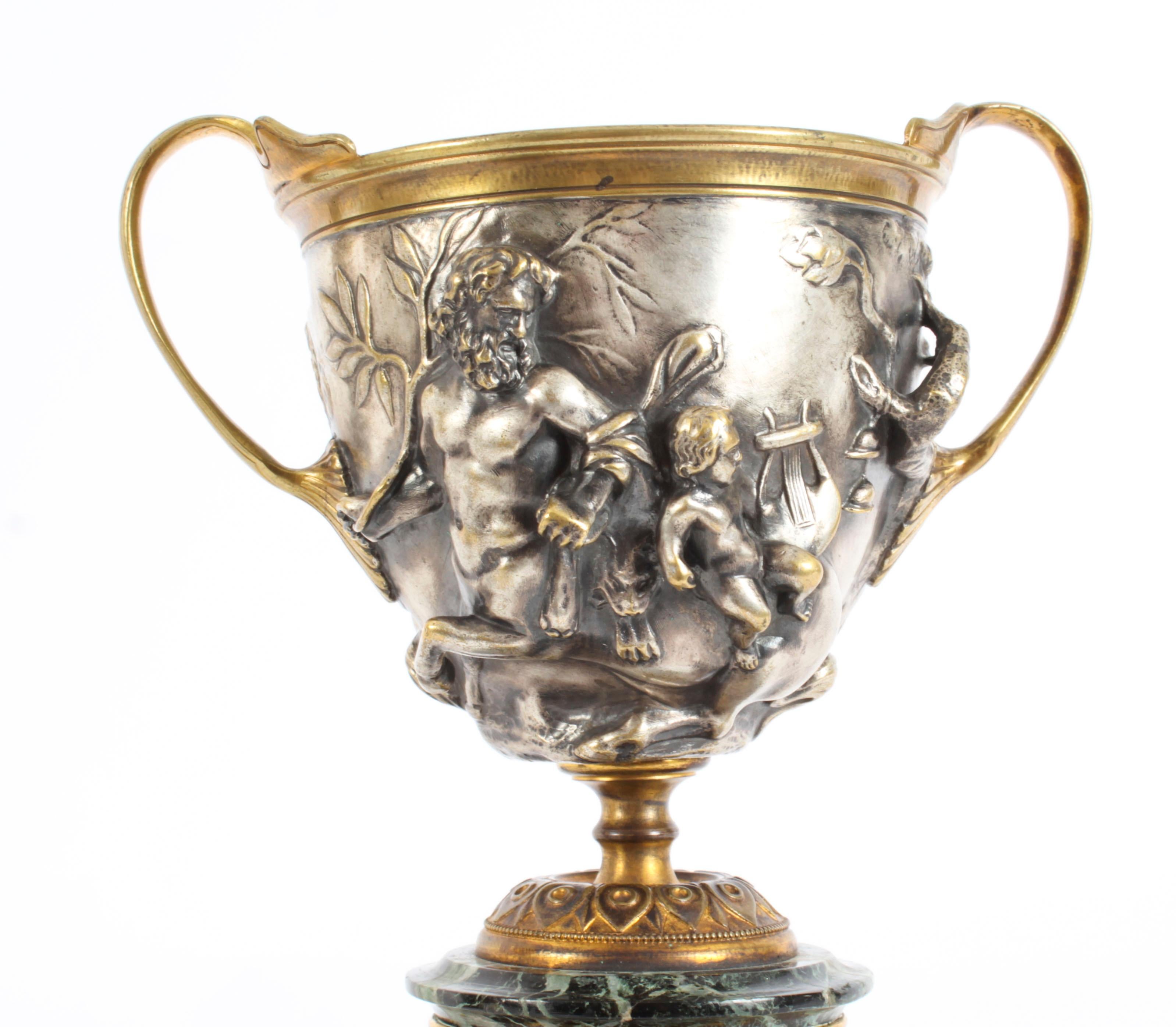Paire d'urnes à piédestal en bronze argenté du 19ème siècle de style Grand Tour français en vente 4