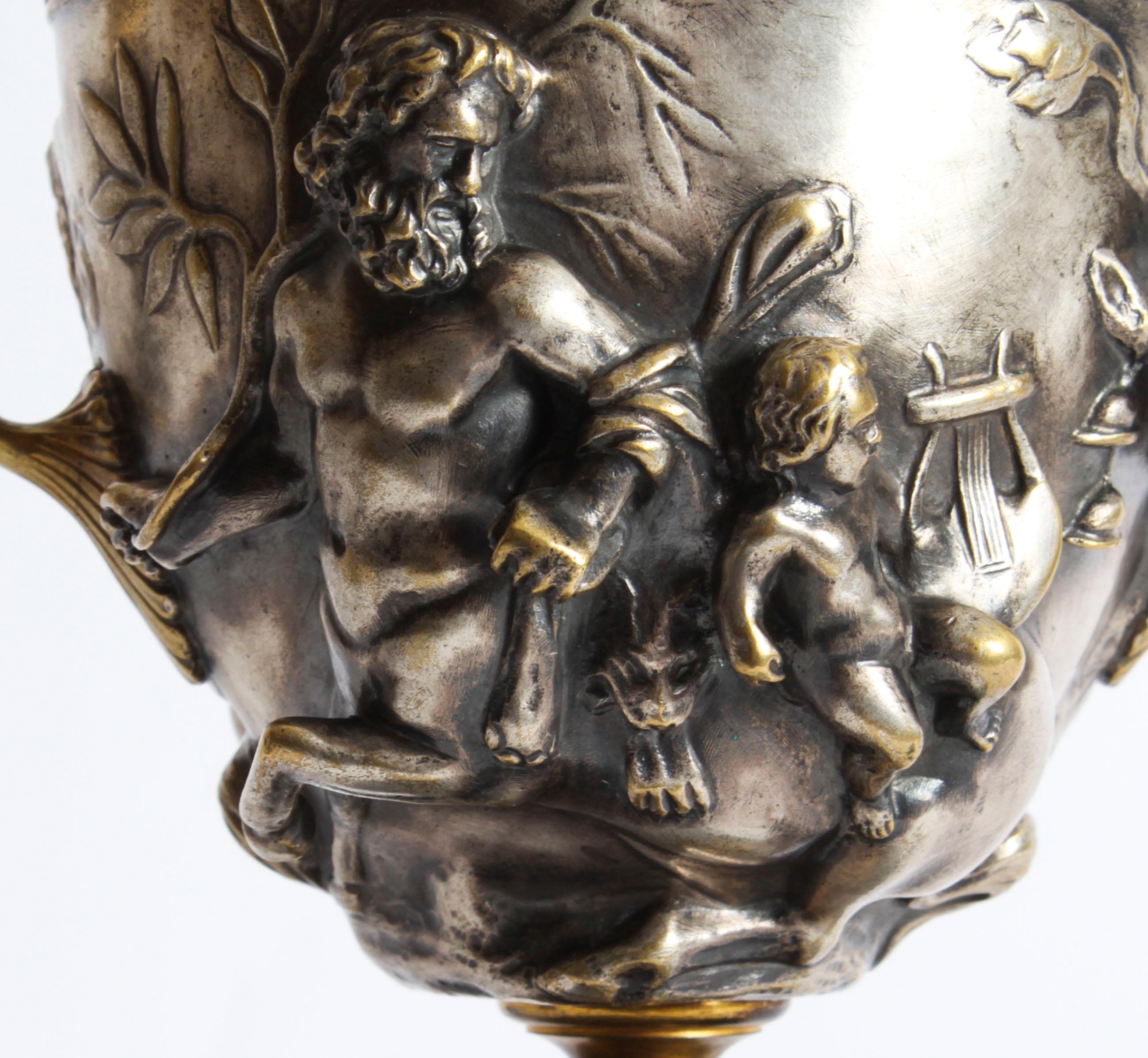Paire d'urnes à piédestal en bronze argenté du 19ème siècle de style Grand Tour français en vente 5