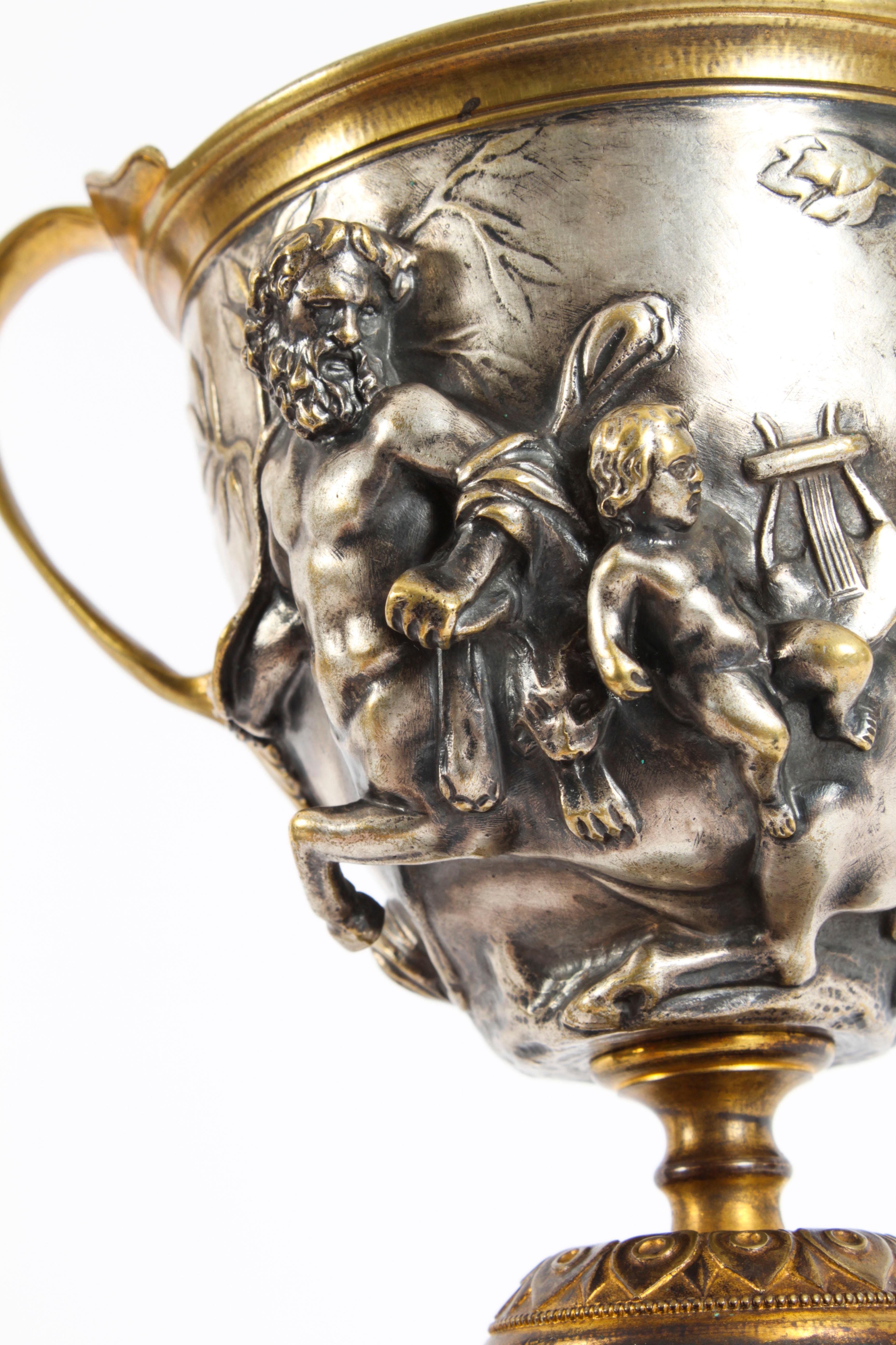 Paire d'urnes à piédestal en bronze argenté du 19ème siècle de style Grand Tour français en vente 6