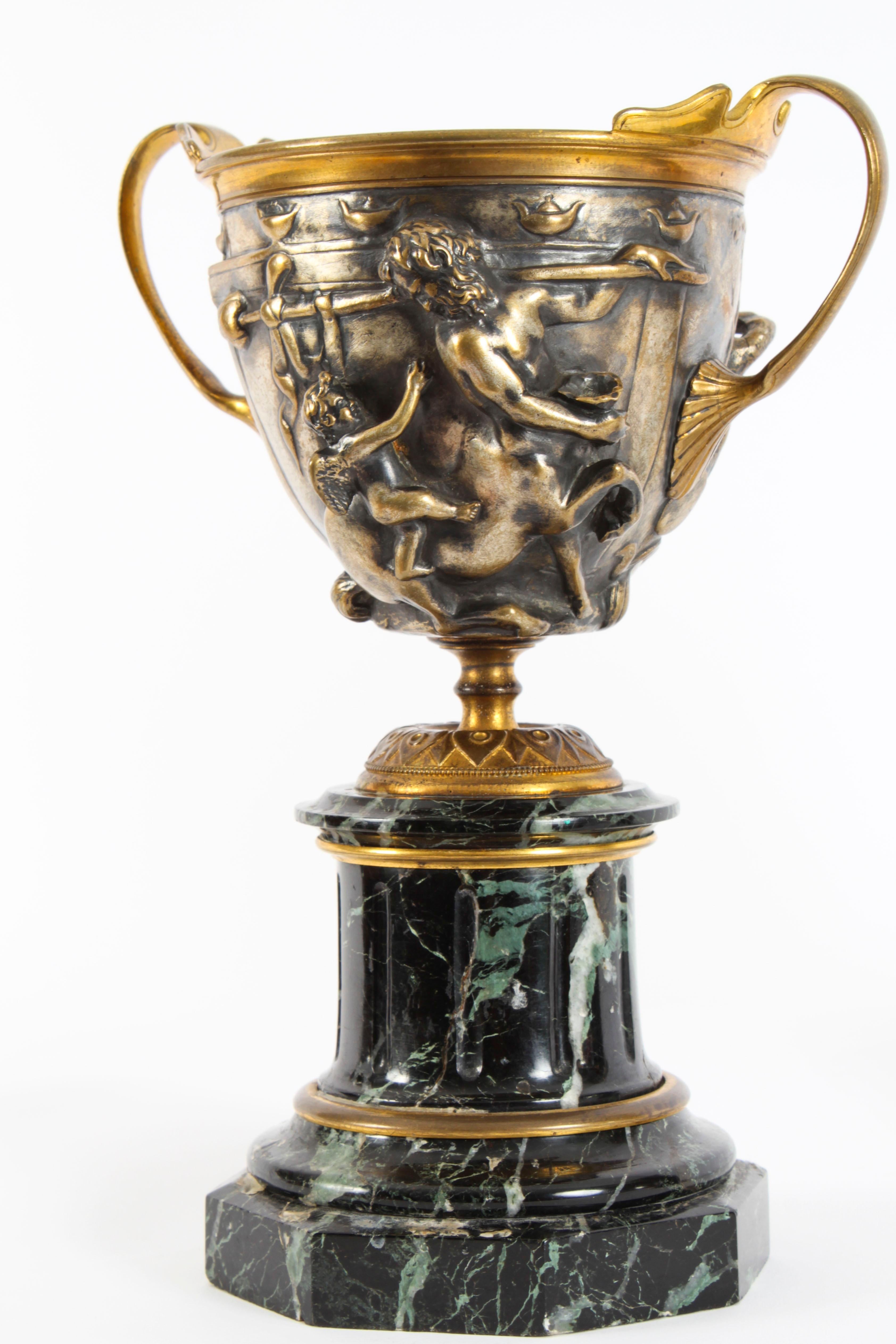 Paire d'urnes à piédestal en bronze argenté du 19ème siècle de style Grand Tour français en vente 7