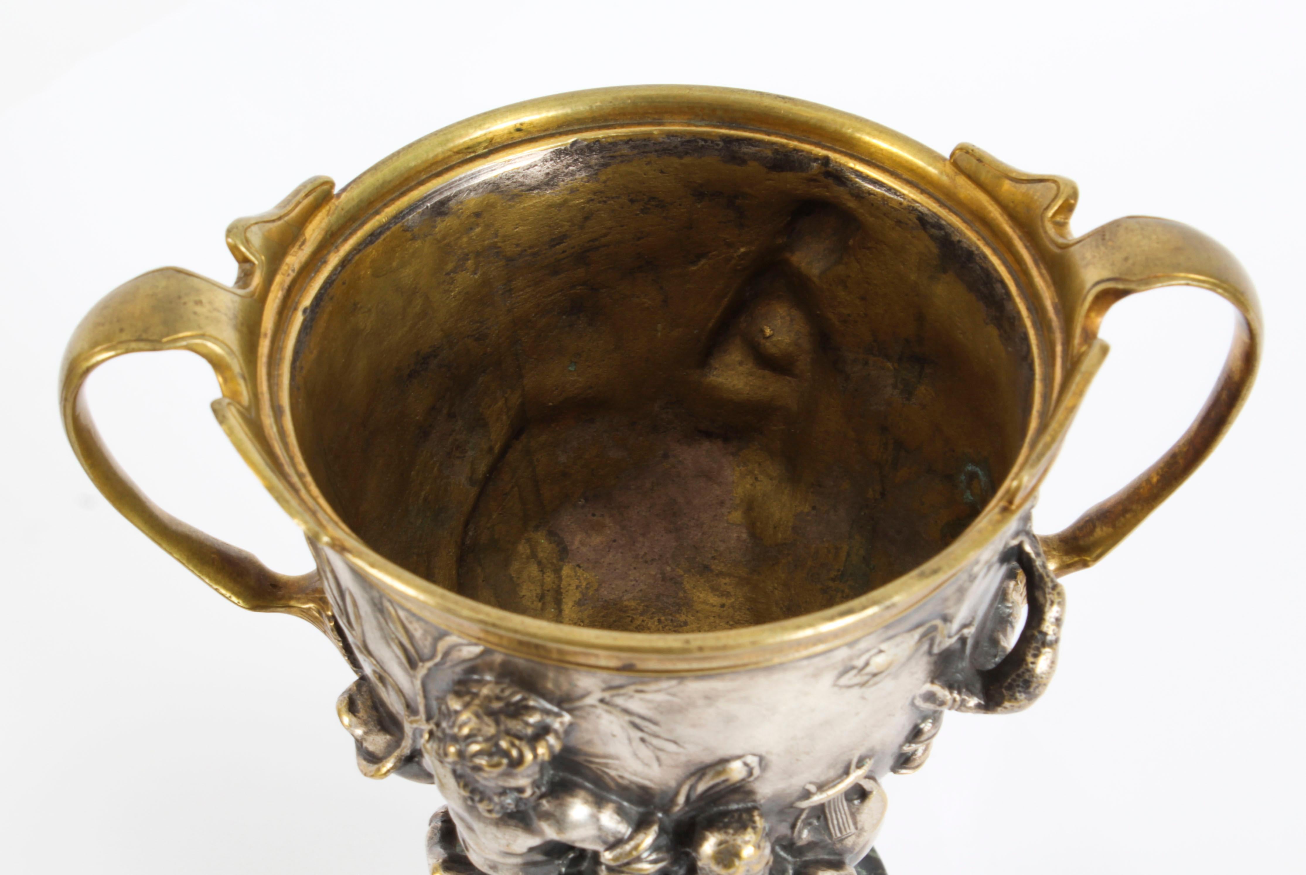 Paire d'urnes à piédestal en bronze argenté du 19ème siècle de style Grand Tour français en vente 10