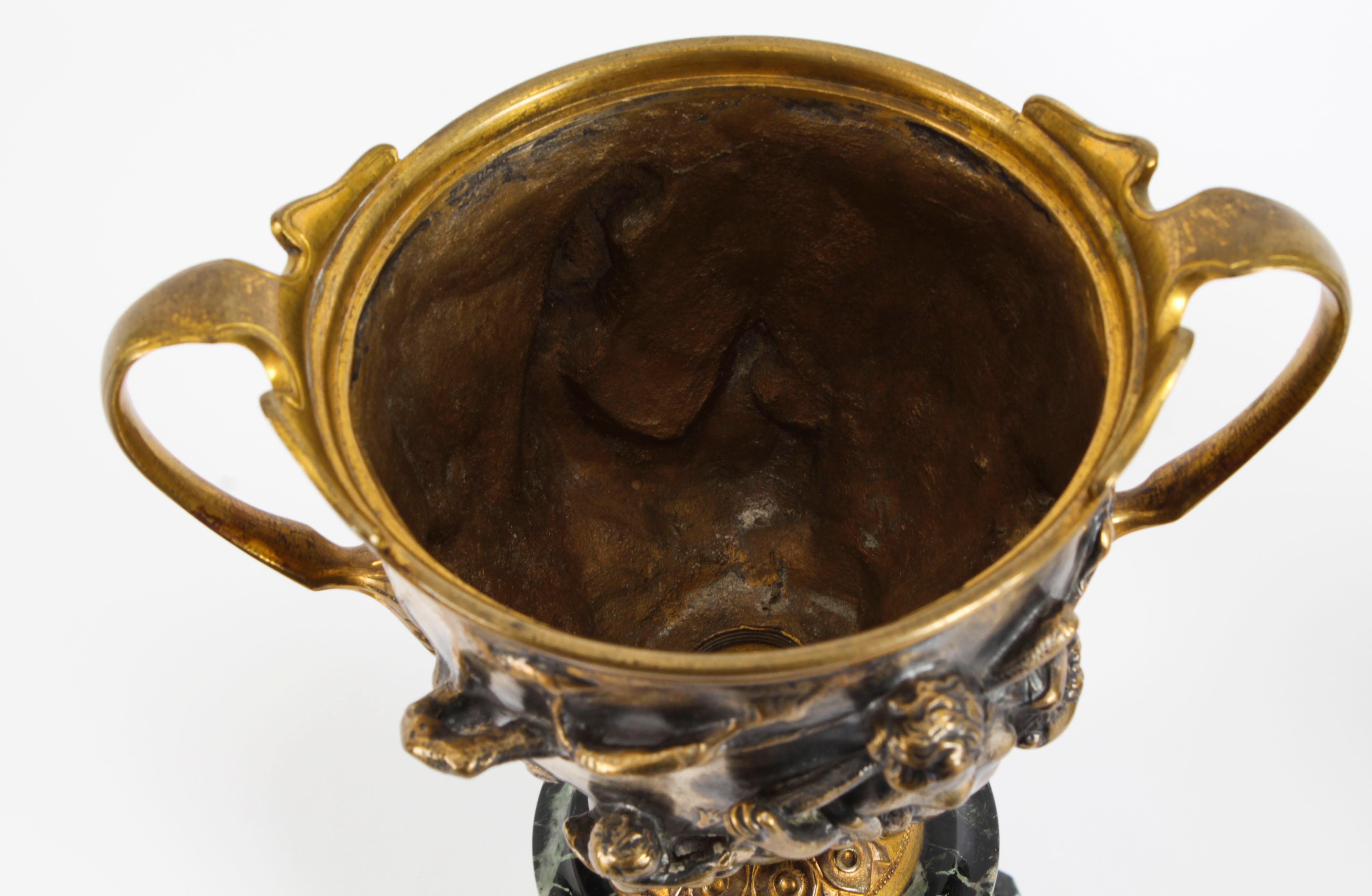 Antikes Paar französische Grand Tour-Urnen aus versilberter Bronze, 19. Jahrhundert im Angebot 12
