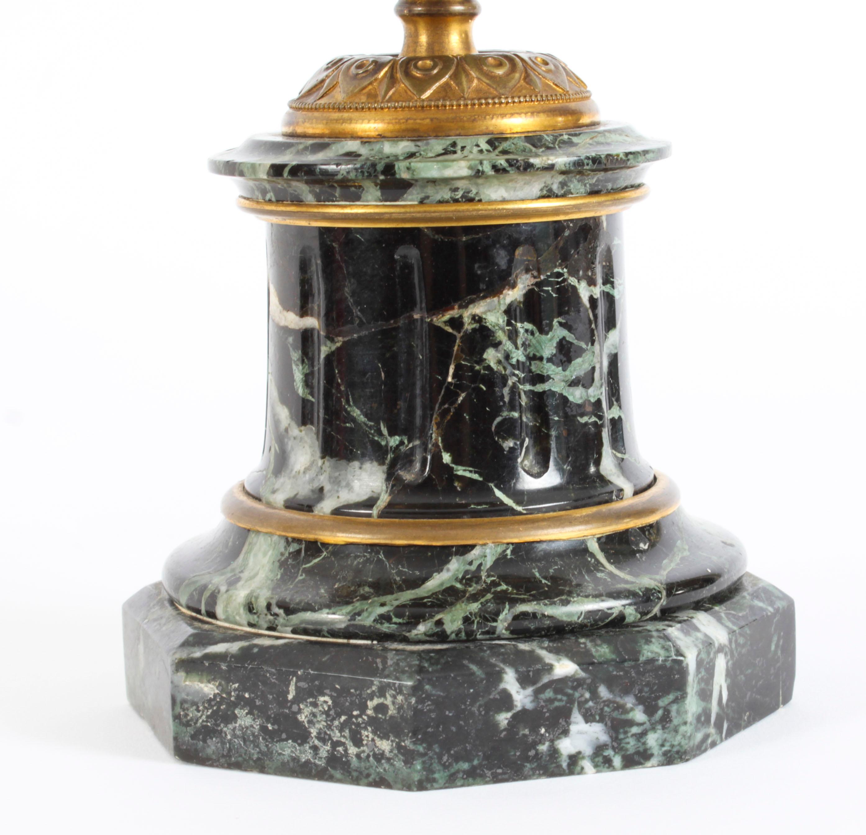 Paire d'urnes à piédestal en bronze argenté du 19ème siècle de style Grand Tour français en vente 12