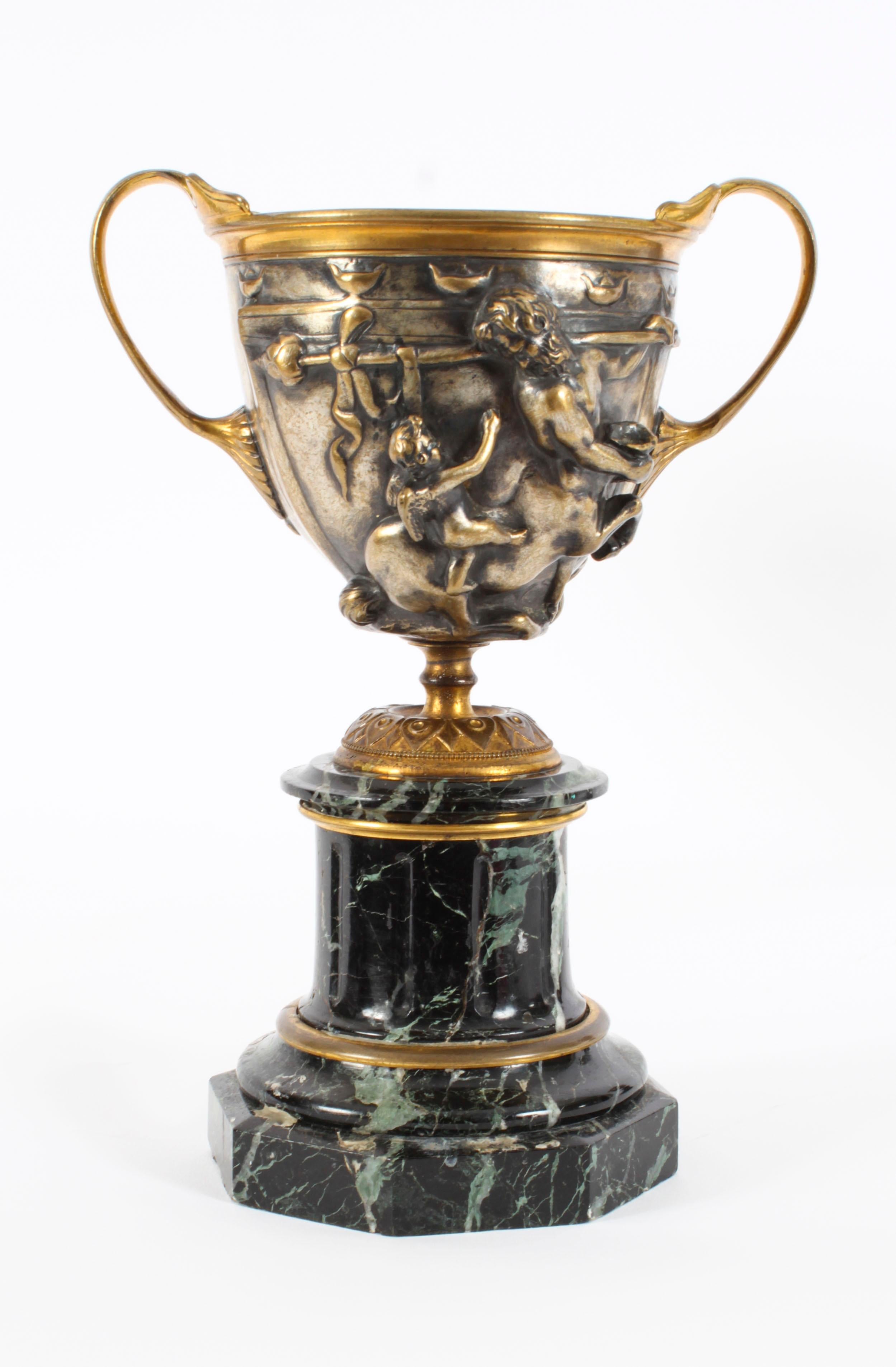Il s'agit d'une remarquable paire d'urnes Grand Tour françaises anciennes en bronze argenté et marbre sur piédestal, datant d'environ 1860.

Ces superbes urnes ont été superbement moulées en haut-relief avec des centaures bacchanales et elles sont