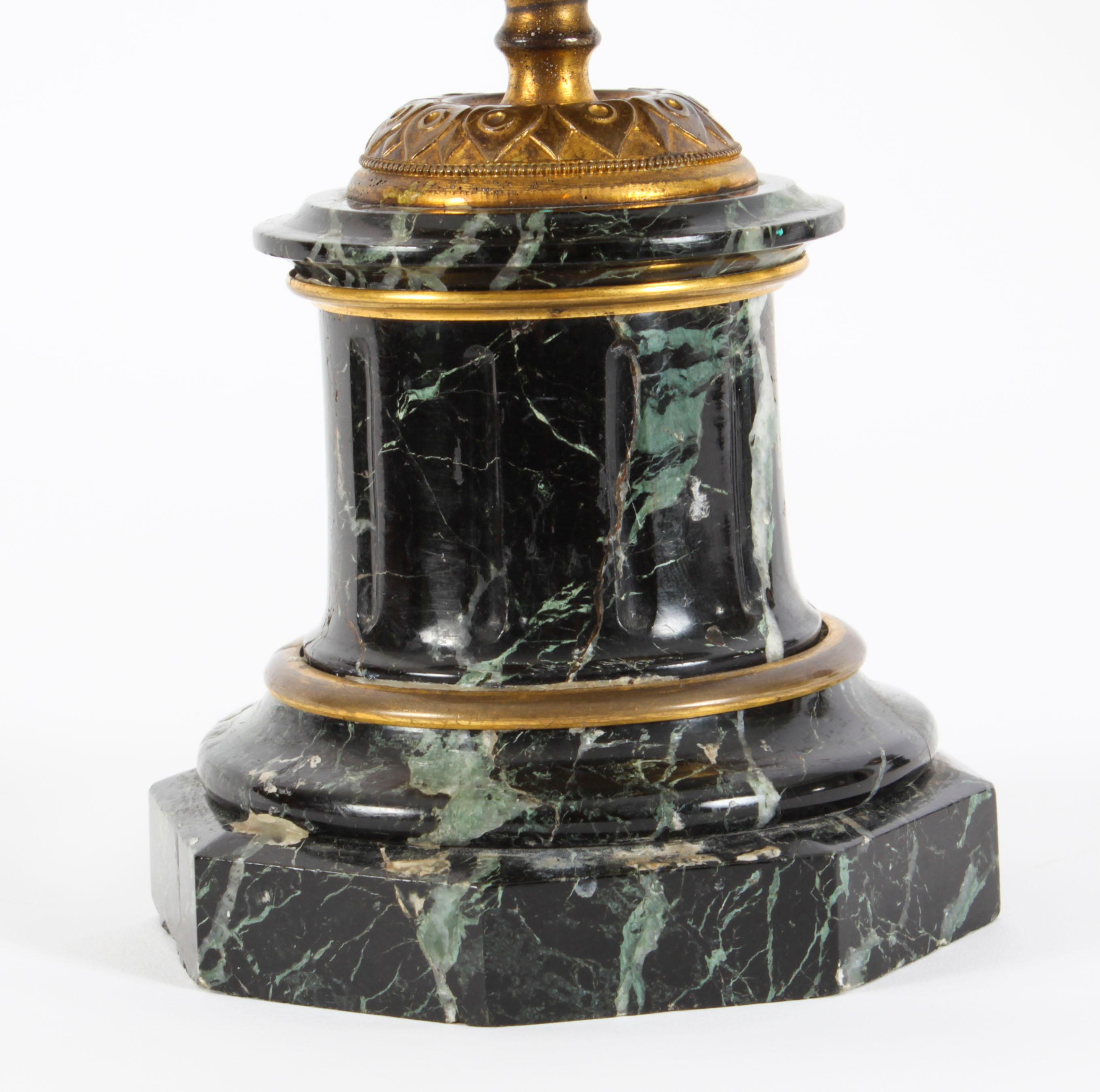 Paire d'urnes à piédestal en bronze argenté du 19ème siècle de style Grand Tour français en vente 13