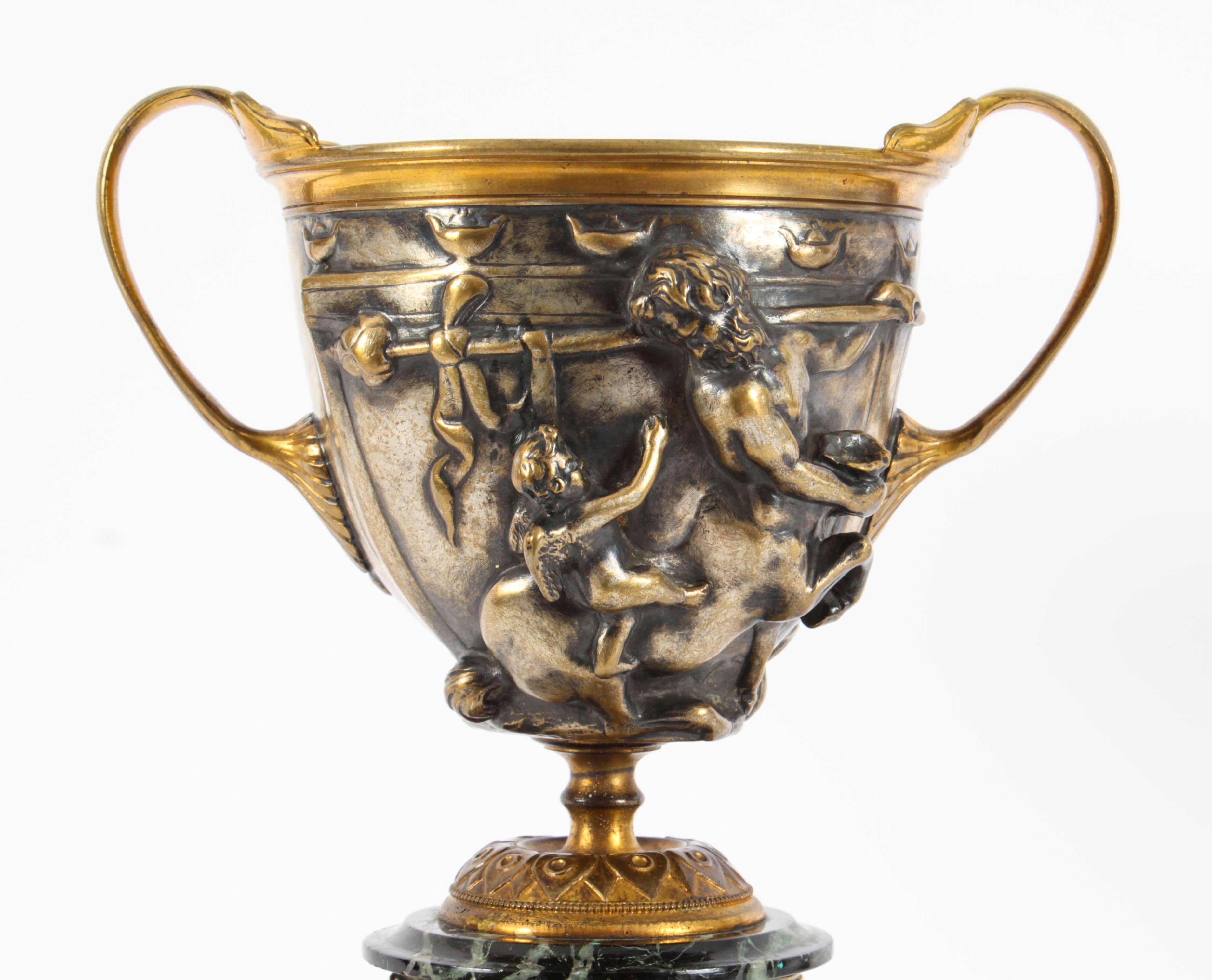 Français Paire d'urnes à piédestal en bronze argenté du 19ème siècle de style Grand Tour français en vente