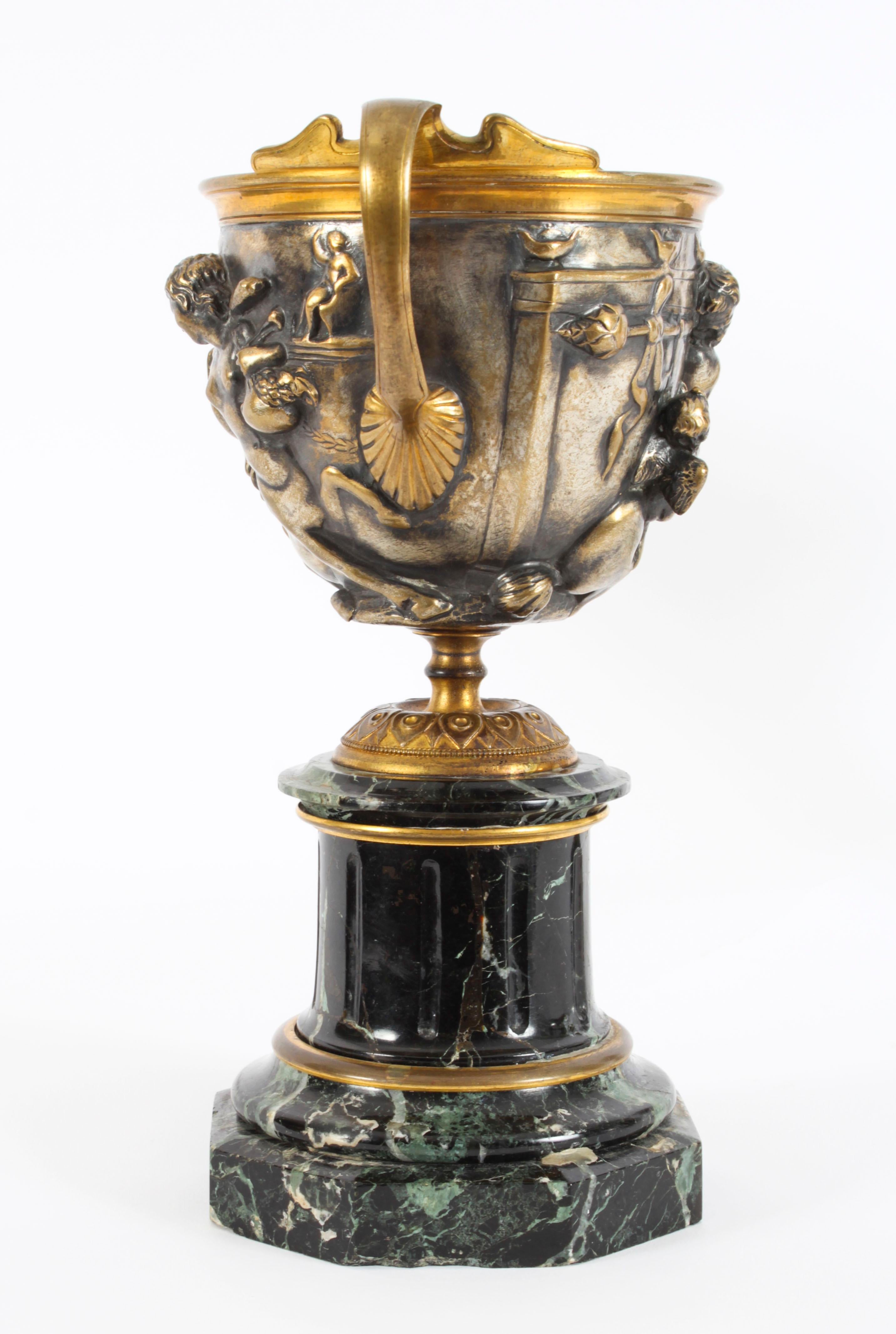Argenté Paire d'urnes à piédestal en bronze argenté du 19ème siècle de style Grand Tour français en vente