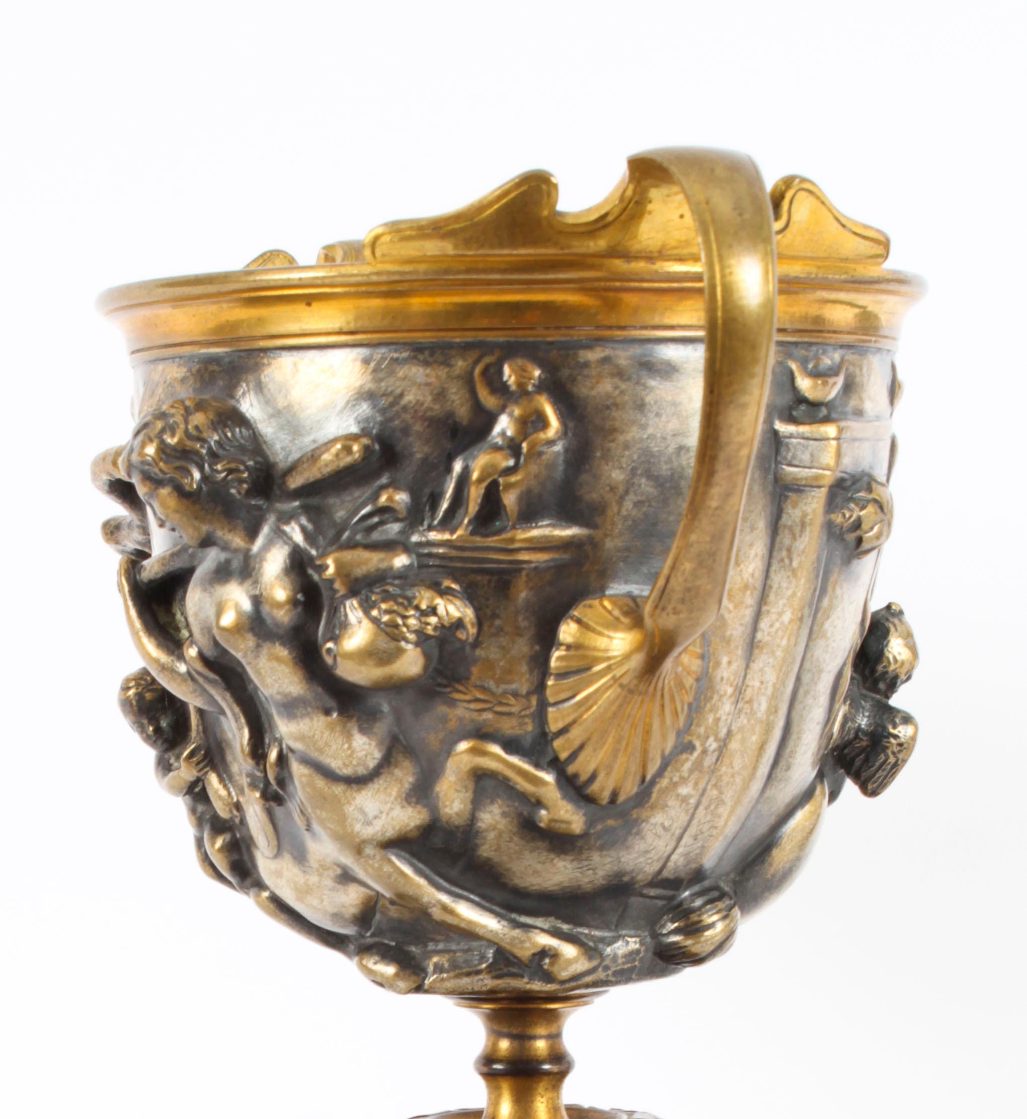 Paire d'urnes à piédestal en bronze argenté du 19ème siècle de style Grand Tour français Bon état - En vente à London, GB