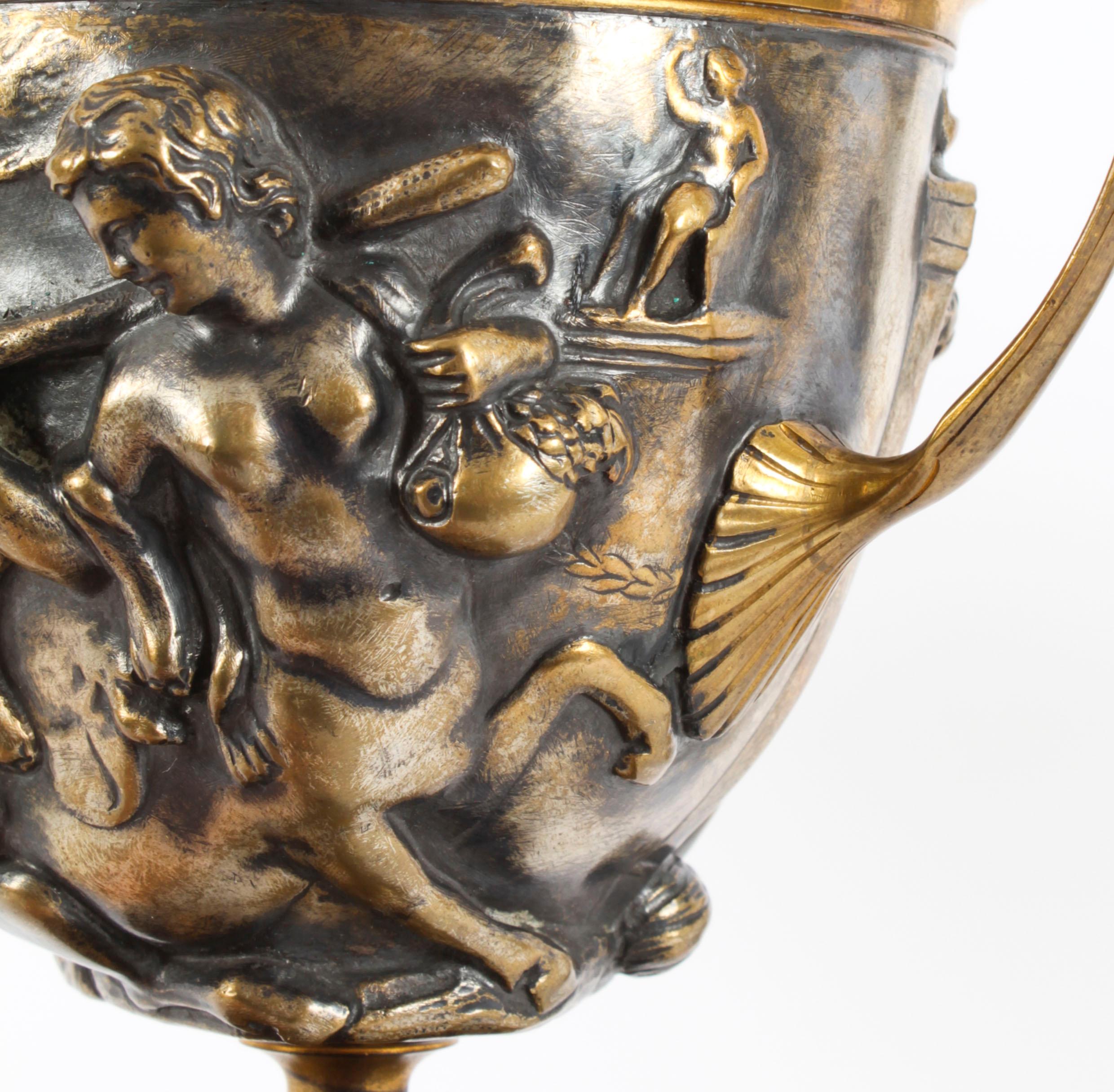 Milieu du XIXe siècle Paire d'urnes à piédestal en bronze argenté du 19ème siècle de style Grand Tour français en vente