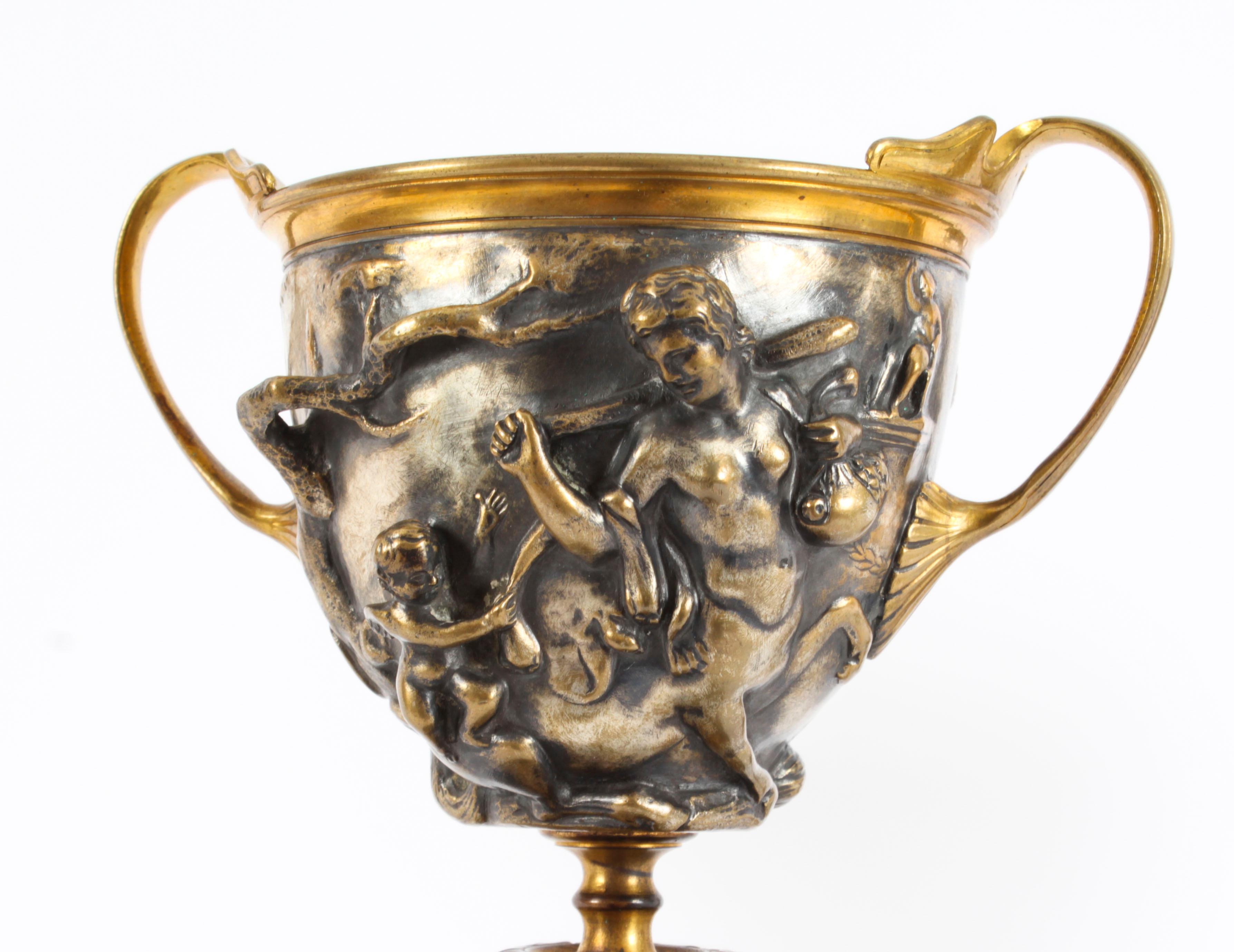 Bronze Paire d'urnes à piédestal en bronze argenté du 19ème siècle de style Grand Tour français en vente