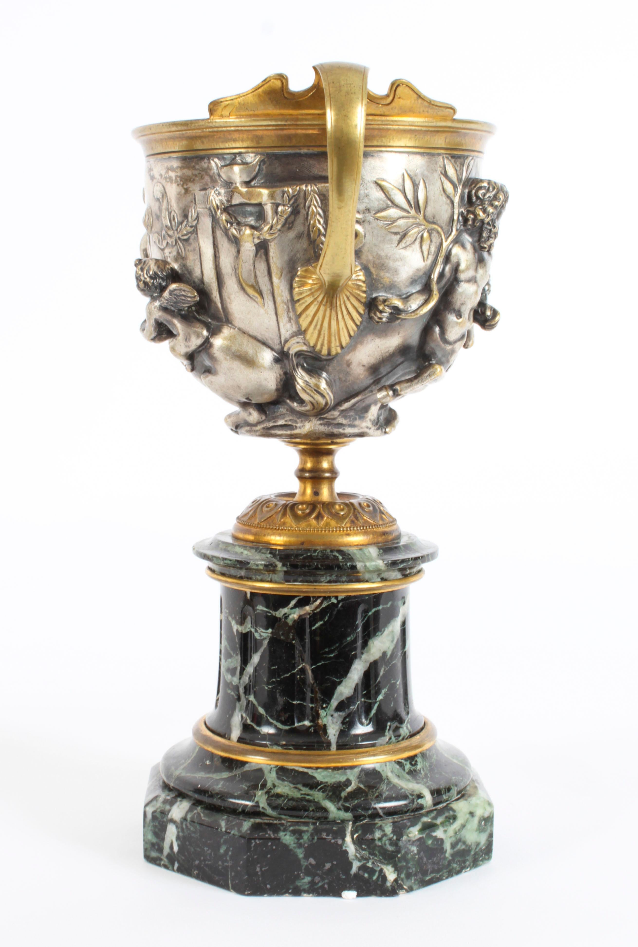 Paire d'urnes à piédestal en bronze argenté du 19ème siècle de style Grand Tour français en vente 2