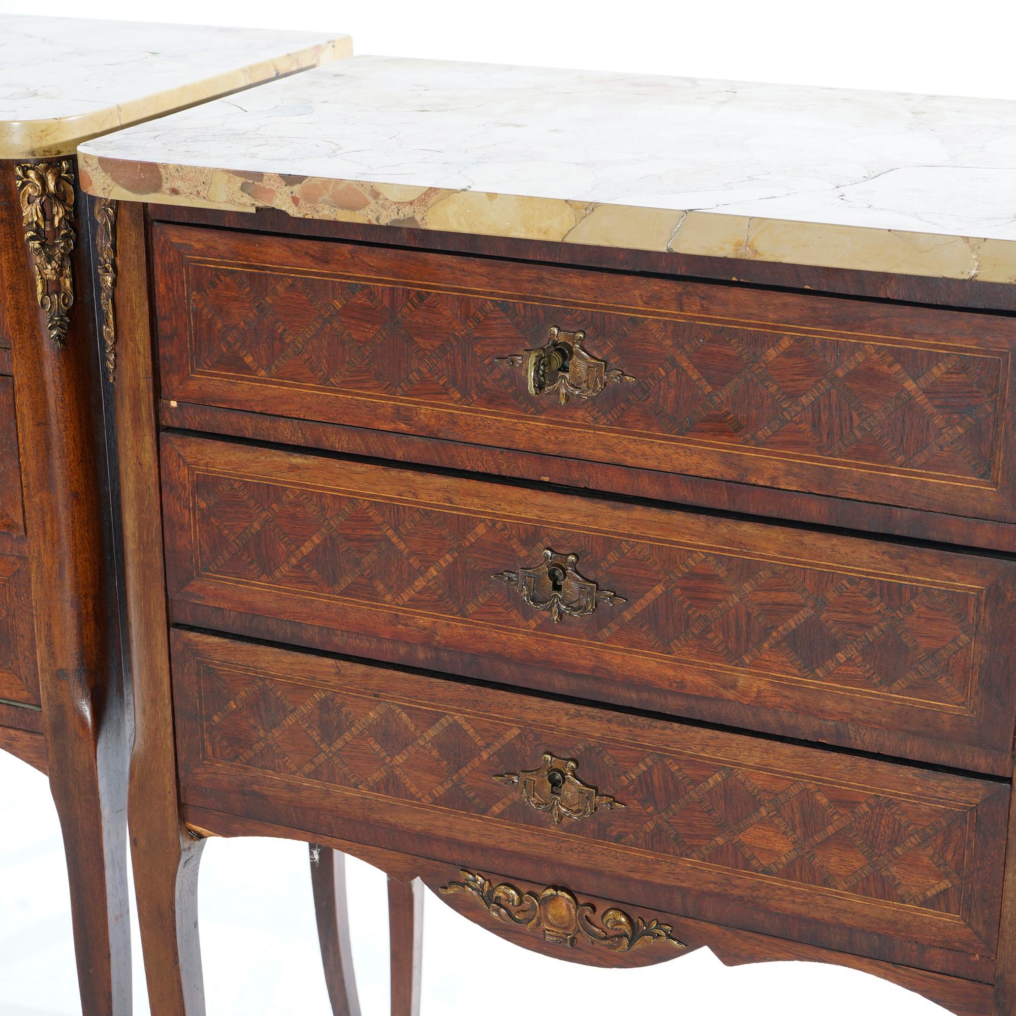 Marbre Ancienne paire de tables d'appoint françaises en bois de violette et citronnier incrusté de marbre, vers 1910 en vente