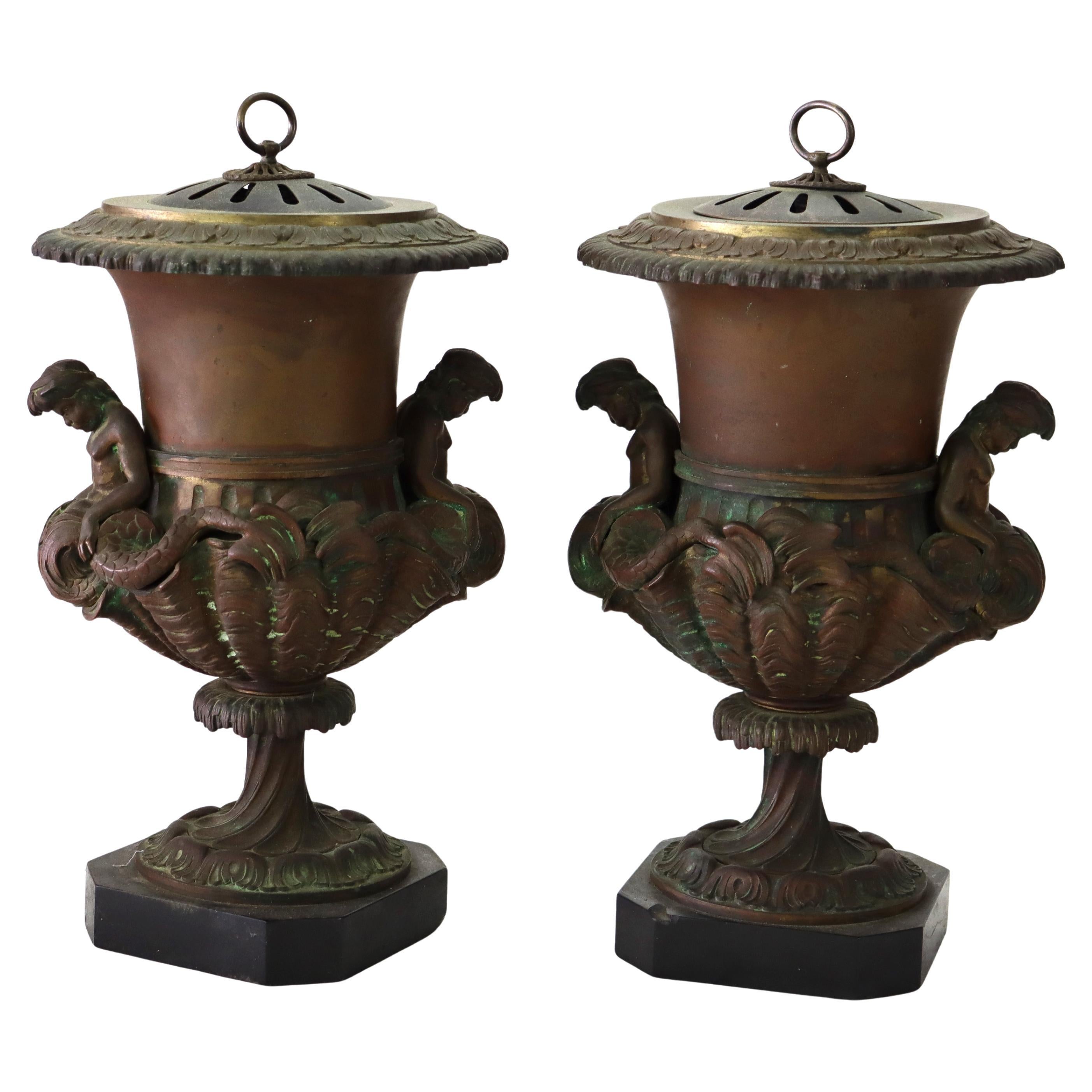 Antique Pair French Louis XIV Figural Bronze bedeckt Urnen 19th C.