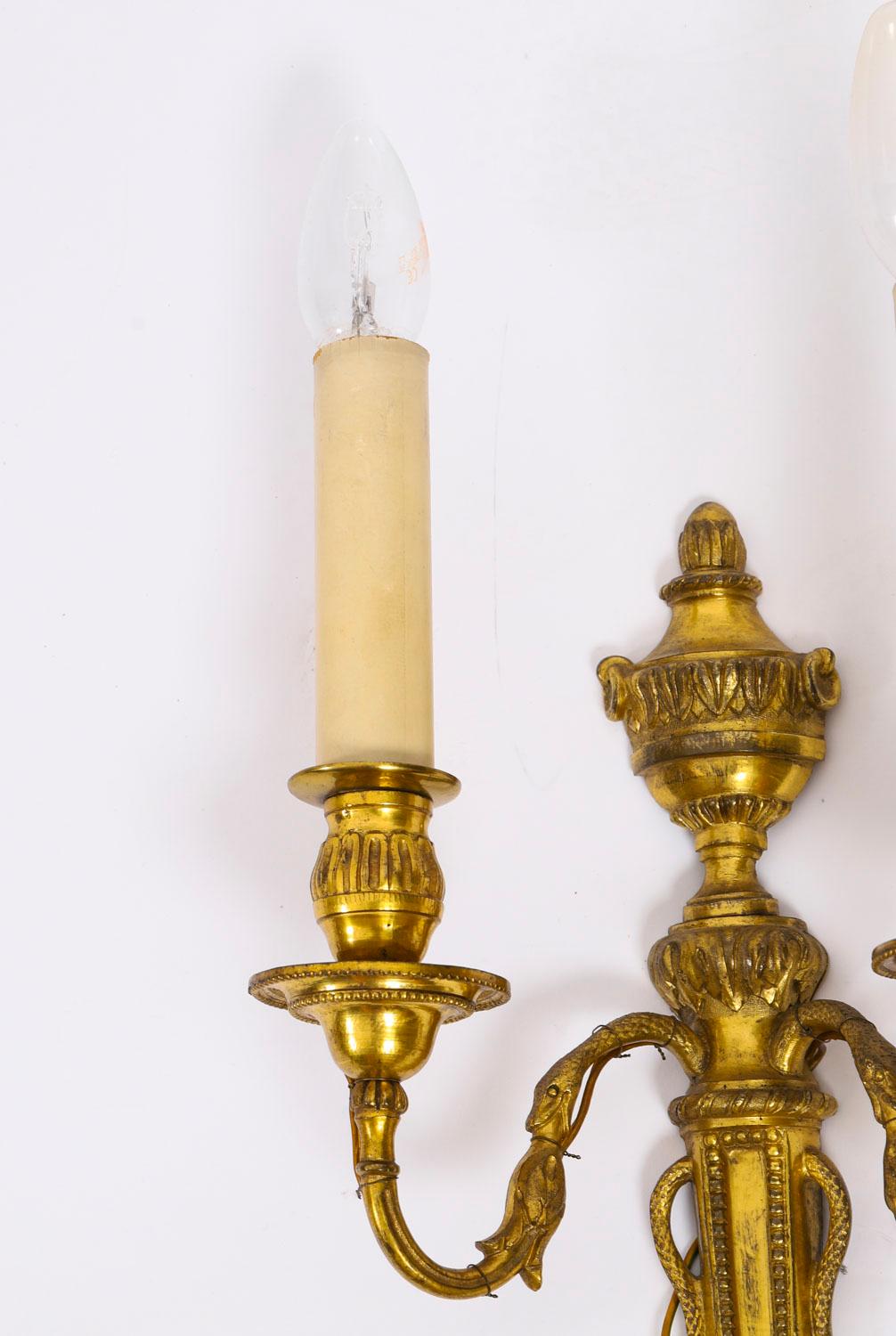 Français Antique Paire d'appliques en bronze doré néo-classique française Appliques 19ème siècle en vente