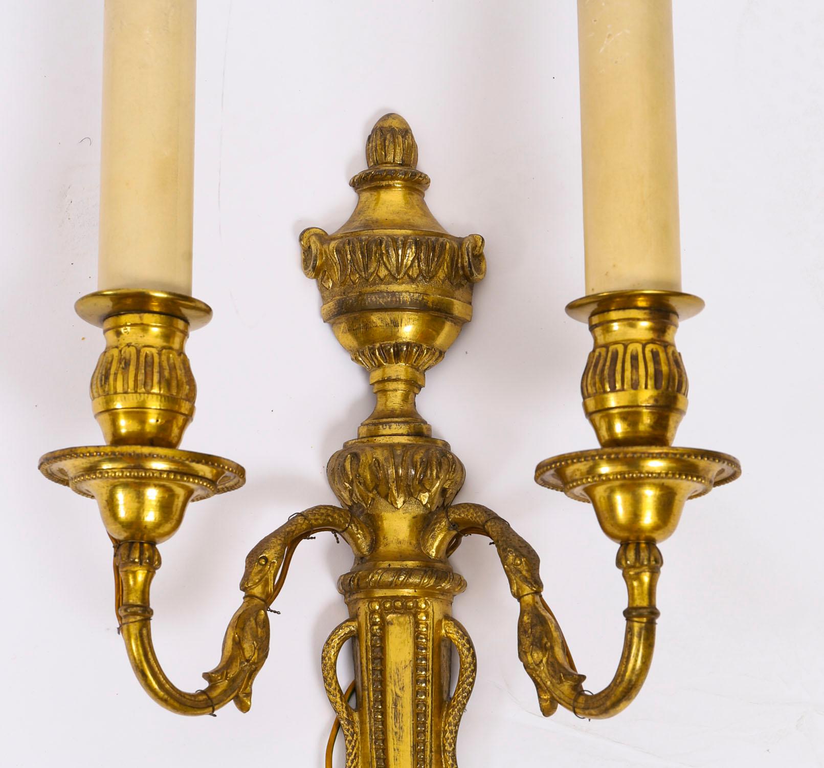 Bronze doré Antique Paire d'appliques en bronze doré néo-classique française Appliques 19ème siècle en vente