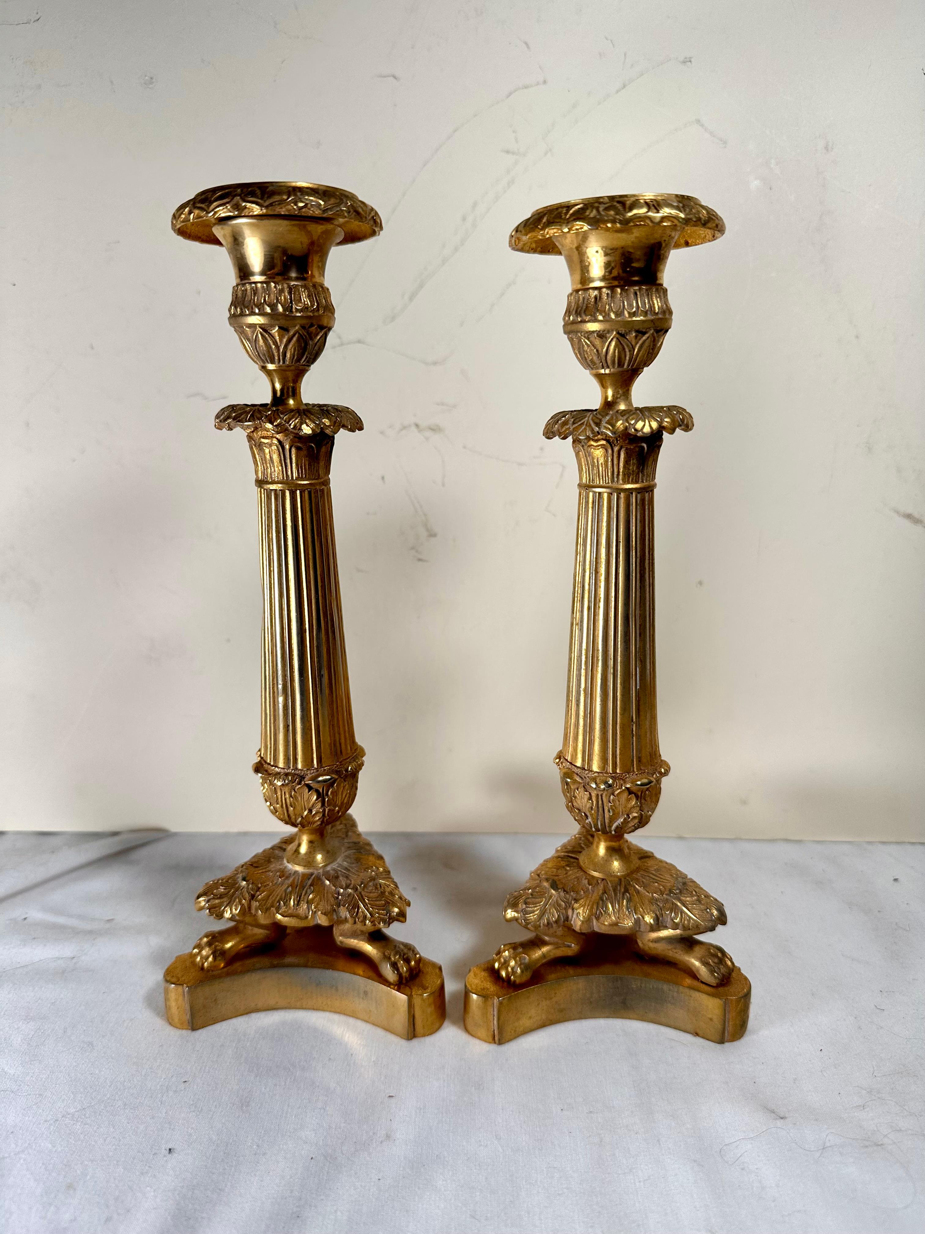 Coppia di candelabri francesi neoclassici in bronzo ormolinato in vendita 3