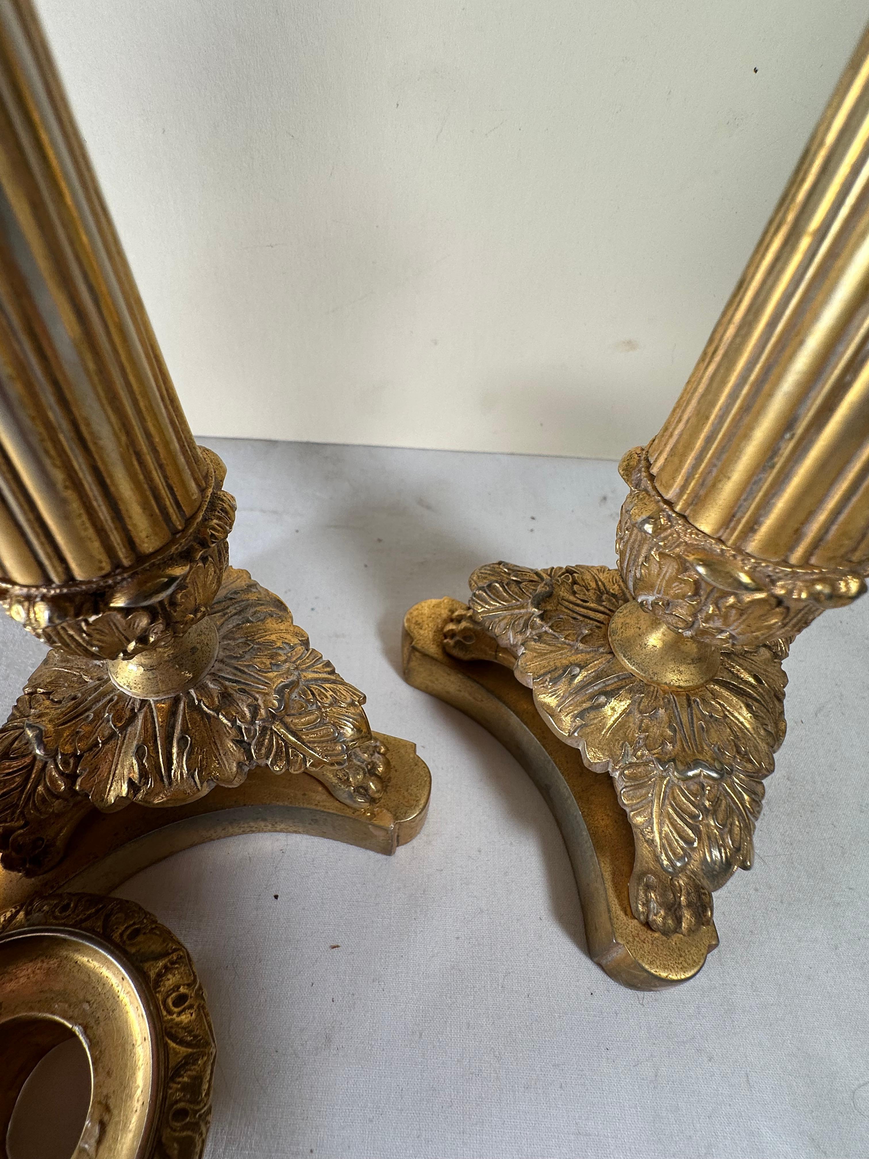 Coppia di candelabri francesi neoclassici in bronzo ormolinato in vendita 4