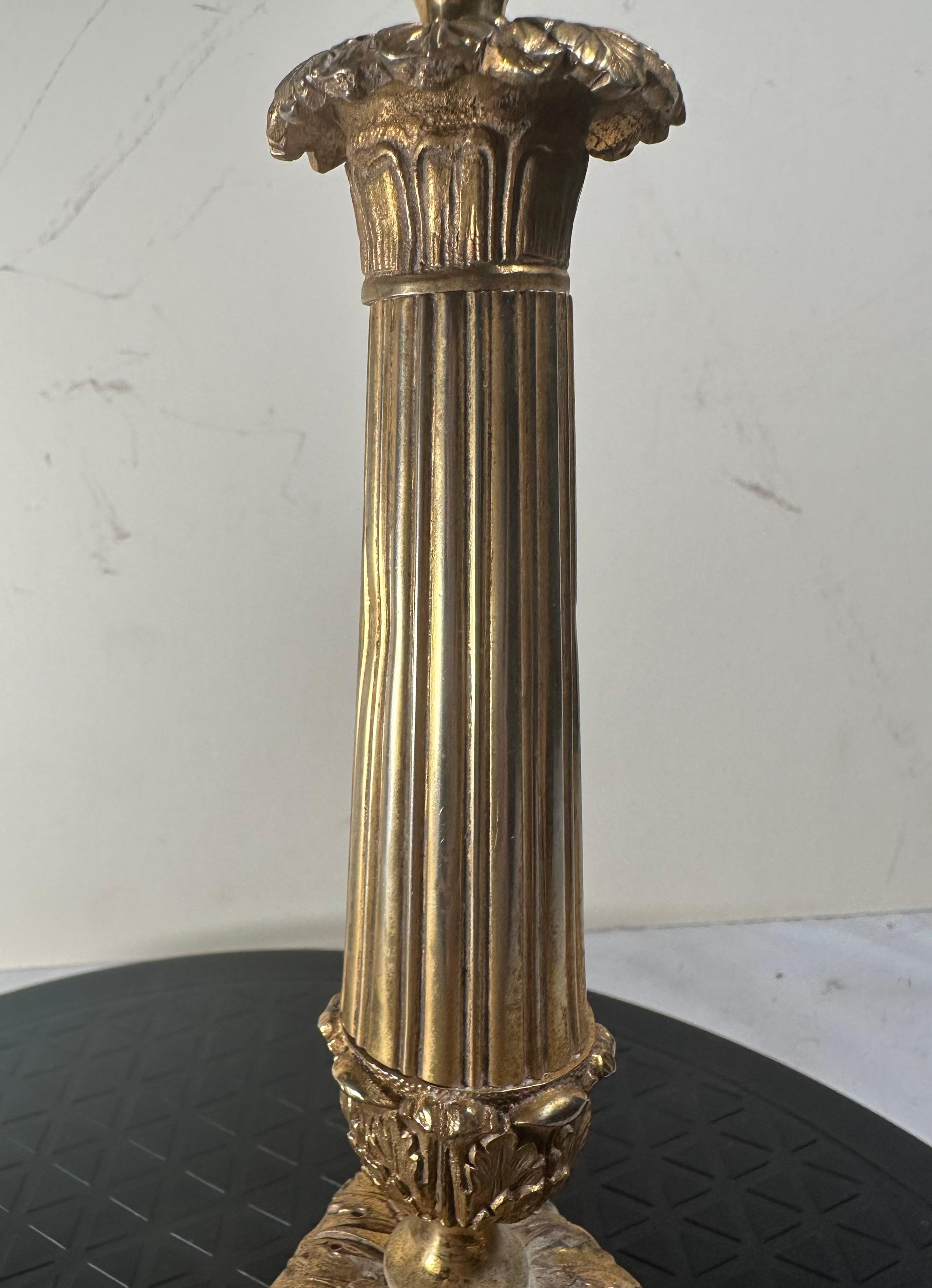 Coppia di candelabri francesi neoclassici in bronzo ormolinato in vendita 5