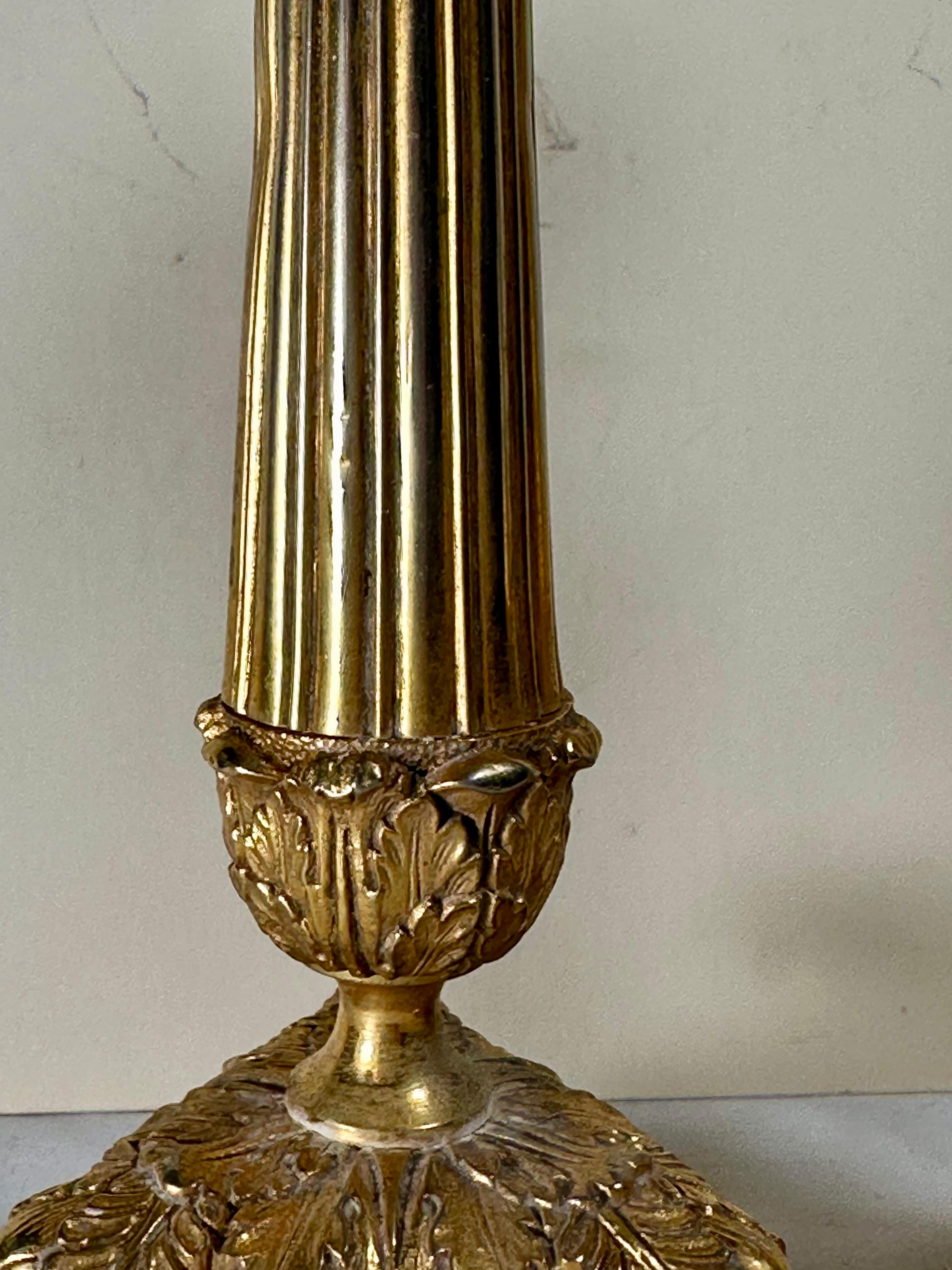 Neoclassico Coppia di candelabri francesi neoclassici in bronzo ormolinato in vendita