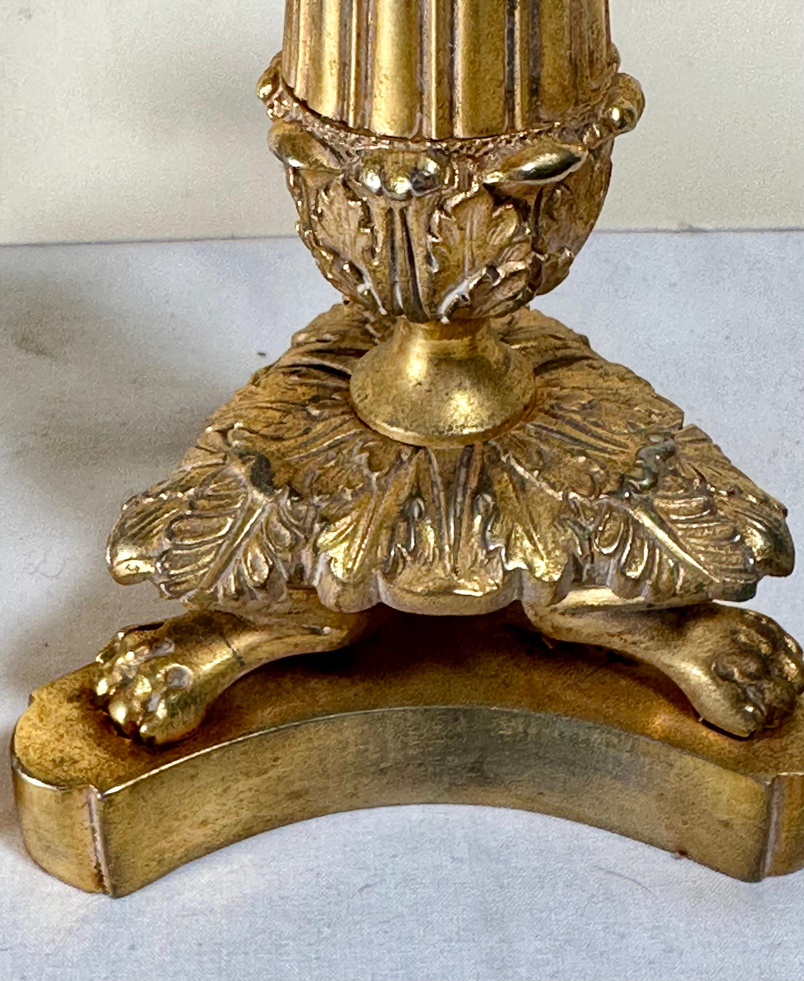 Calco Coppia di candelabri francesi neoclassici in bronzo ormolinato in vendita