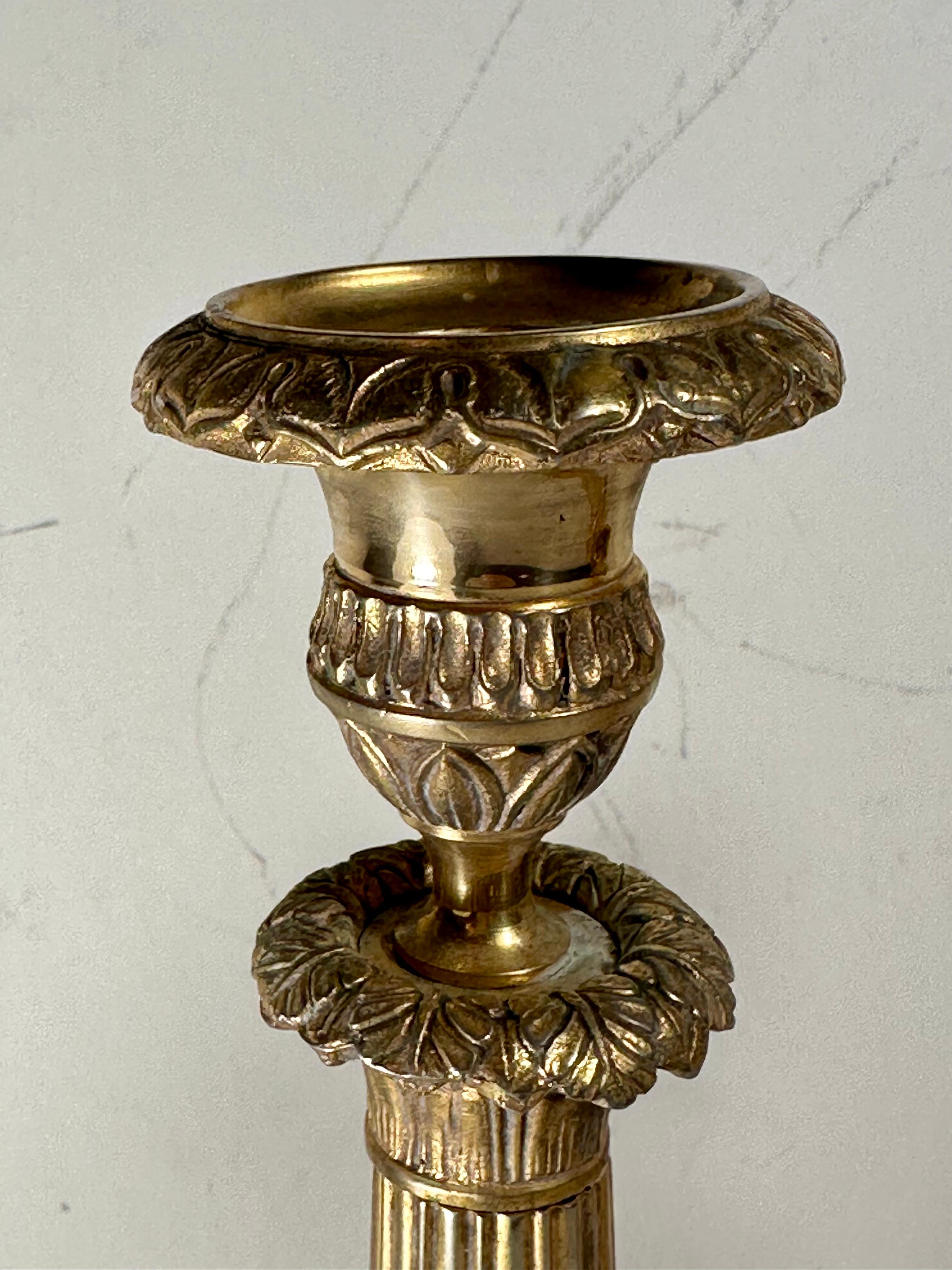 Coppia di candelabri francesi neoclassici in bronzo ormolinato In condizioni buone in vendita a Vero Beach, FL