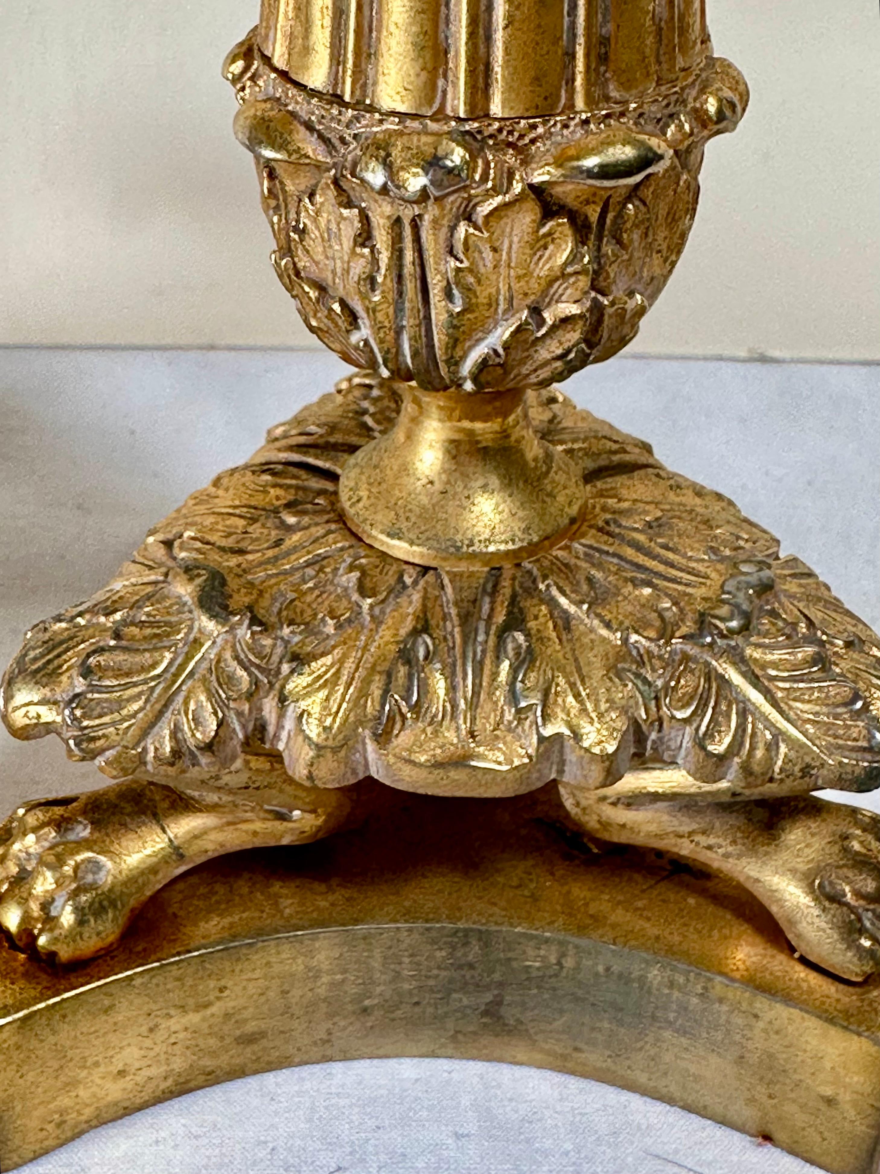 XIX secolo Coppia di candelabri francesi neoclassici in bronzo ormolinato in vendita