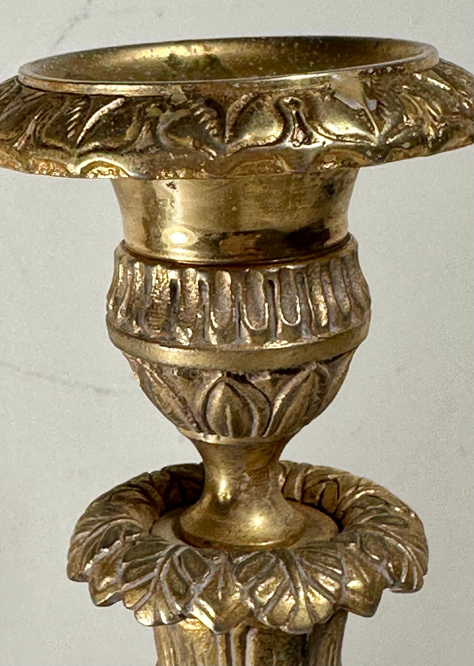Coppia di candelabri francesi neoclassici in bronzo ormolinato in vendita 1