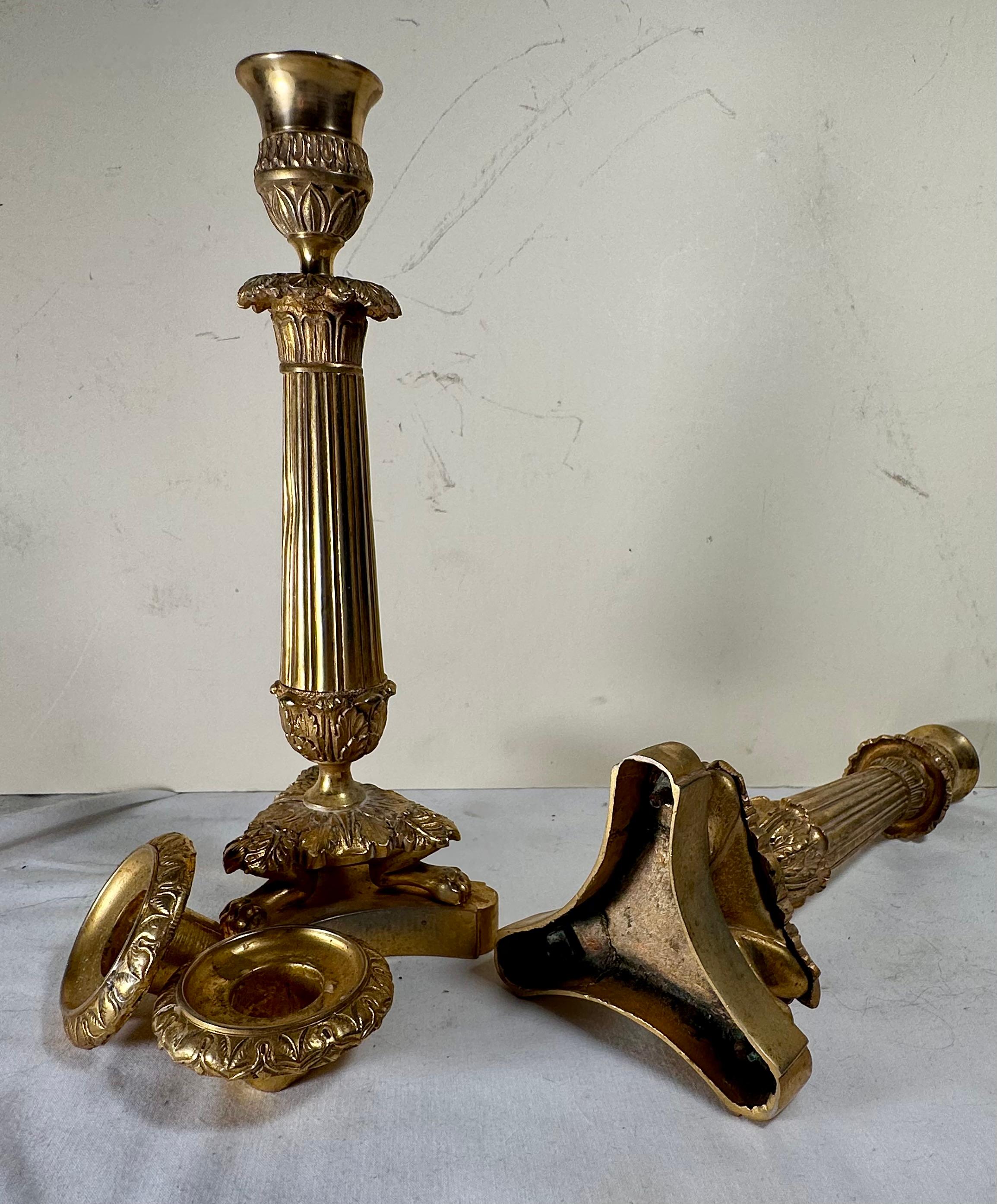 Coppia di candelabri francesi neoclassici in bronzo ormolinato in vendita 2