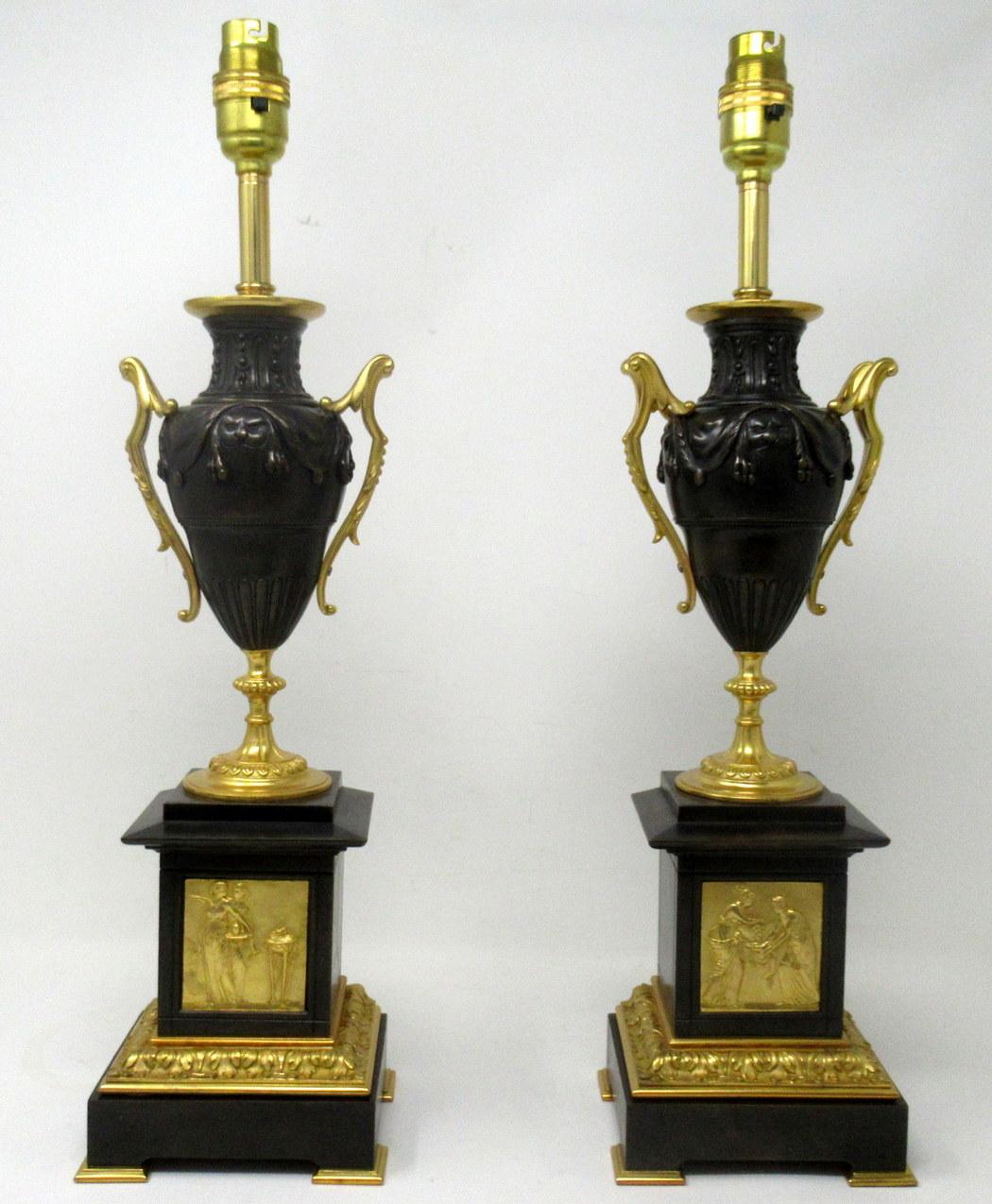 Début de l'époque victorienne Paire d'urnes de table électriques anciennes Grand Tour en bronze doré et bronze doré, France en vente