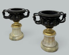 Antikes Paar französischer Ormolu-Bronze-Vasen im Warwick-Albani-Stil aus der Grand-Tour-Zeit, Urnen, Clodion
