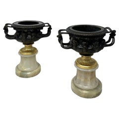 Antikes Paar französischer Ormolu-Bronze-Vasen im Warwick-Albani-Stil aus der Grand-Tour-Zeit, Urnen, Clodion