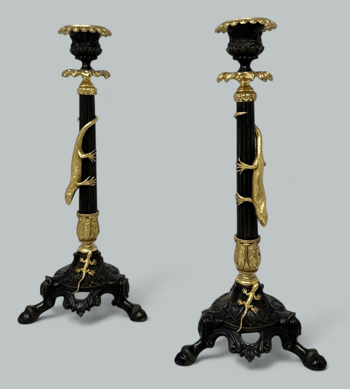 Exceptionnelle paire de chandeliers en bronze patiné et bronze doré du début de l'époque victorienne, de forme élancée et haute, présentée dans un état exceptionnel. Troisième quart du dix-neuvième siècle,  
Chacune d'entre elles est dotée de