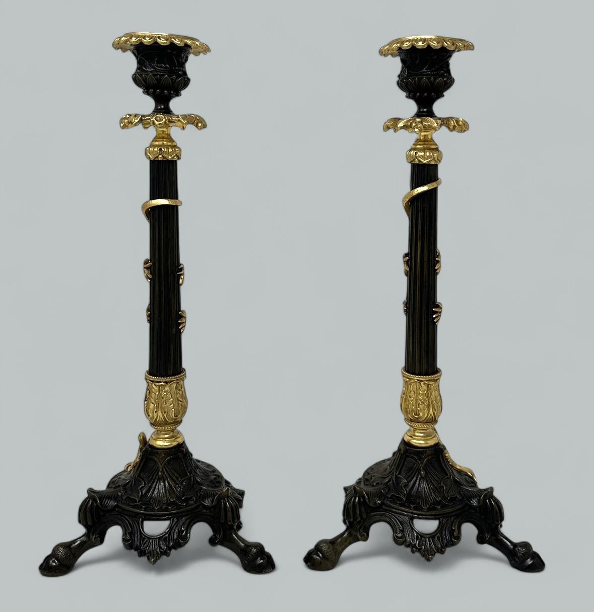 Français Paire Antique French Ormolu Gilt Bronze Dore Empire Candlesks with Lizards 19C en vente