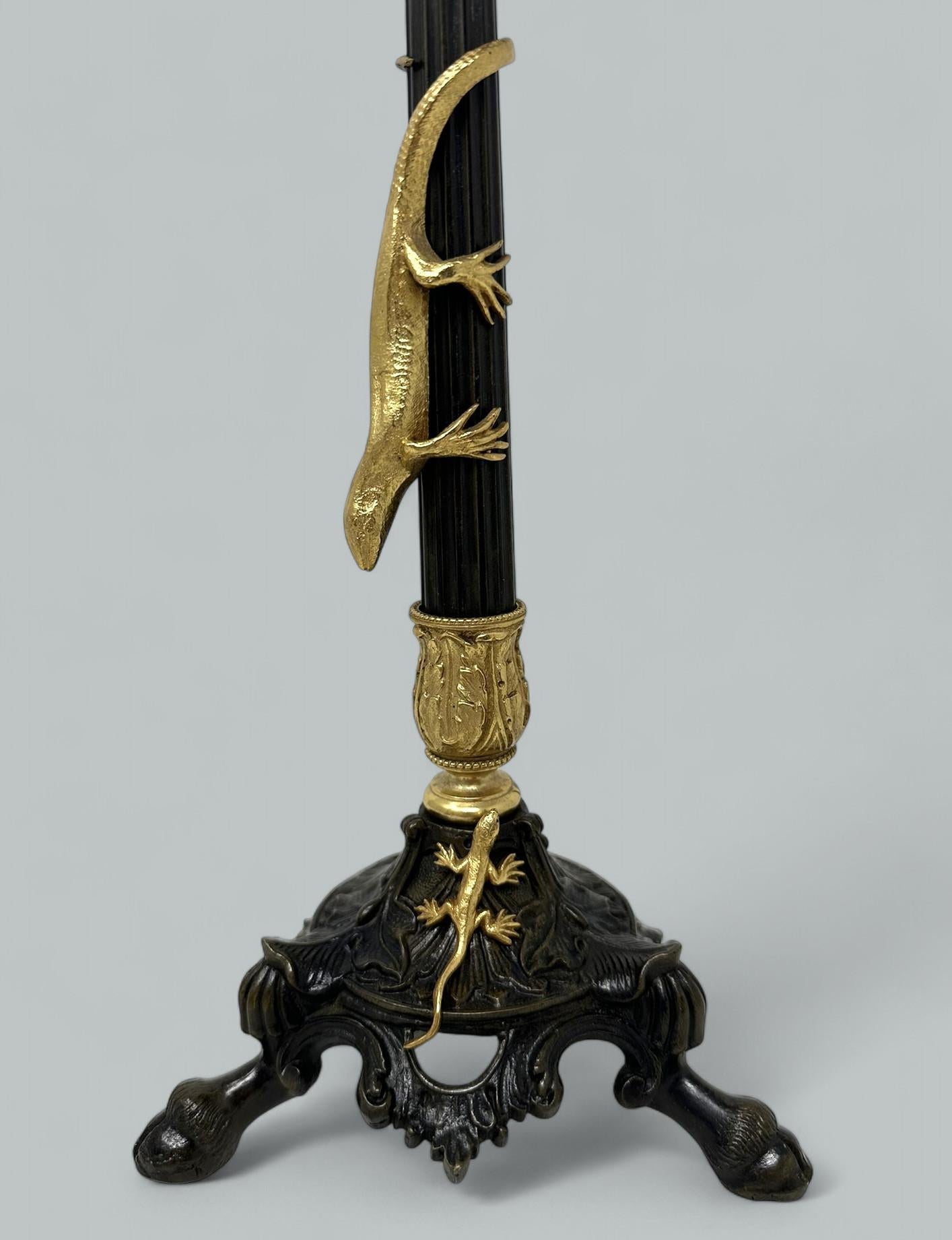 Moulage Paire Antique French Ormolu Gilt Bronze Dore Empire Candlesks with Lizards 19C en vente