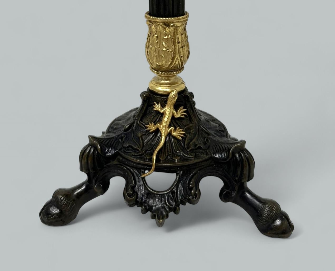 Paire Antique French Ormolu Gilt Bronze Dore Empire Candlesks with Lizards 19C Bon état - En vente à Dublin, Ireland