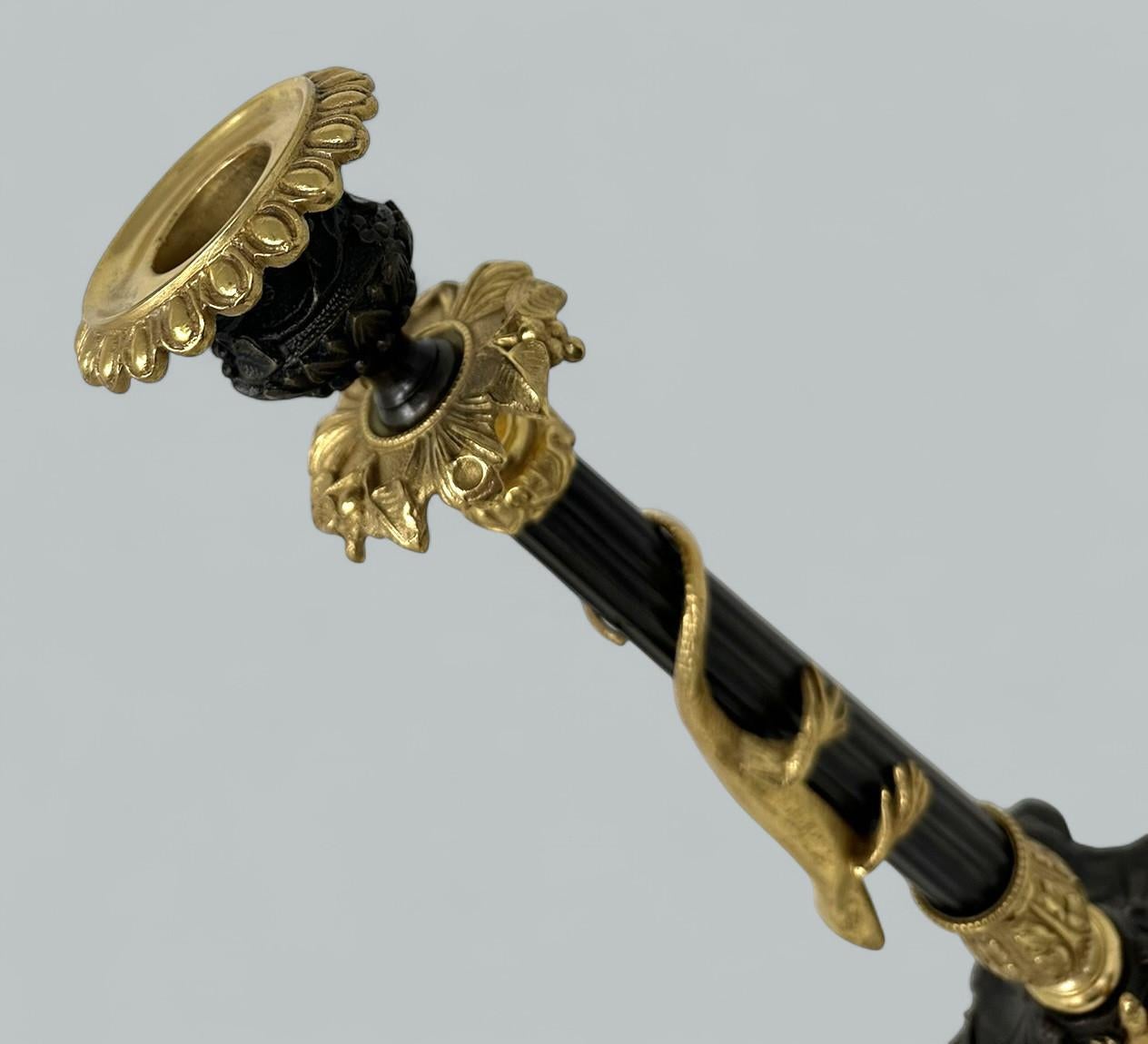 XIXe siècle Paire Antique French Ormolu Gilt Bronze Dore Empire Candlesks with Lizards 19C en vente