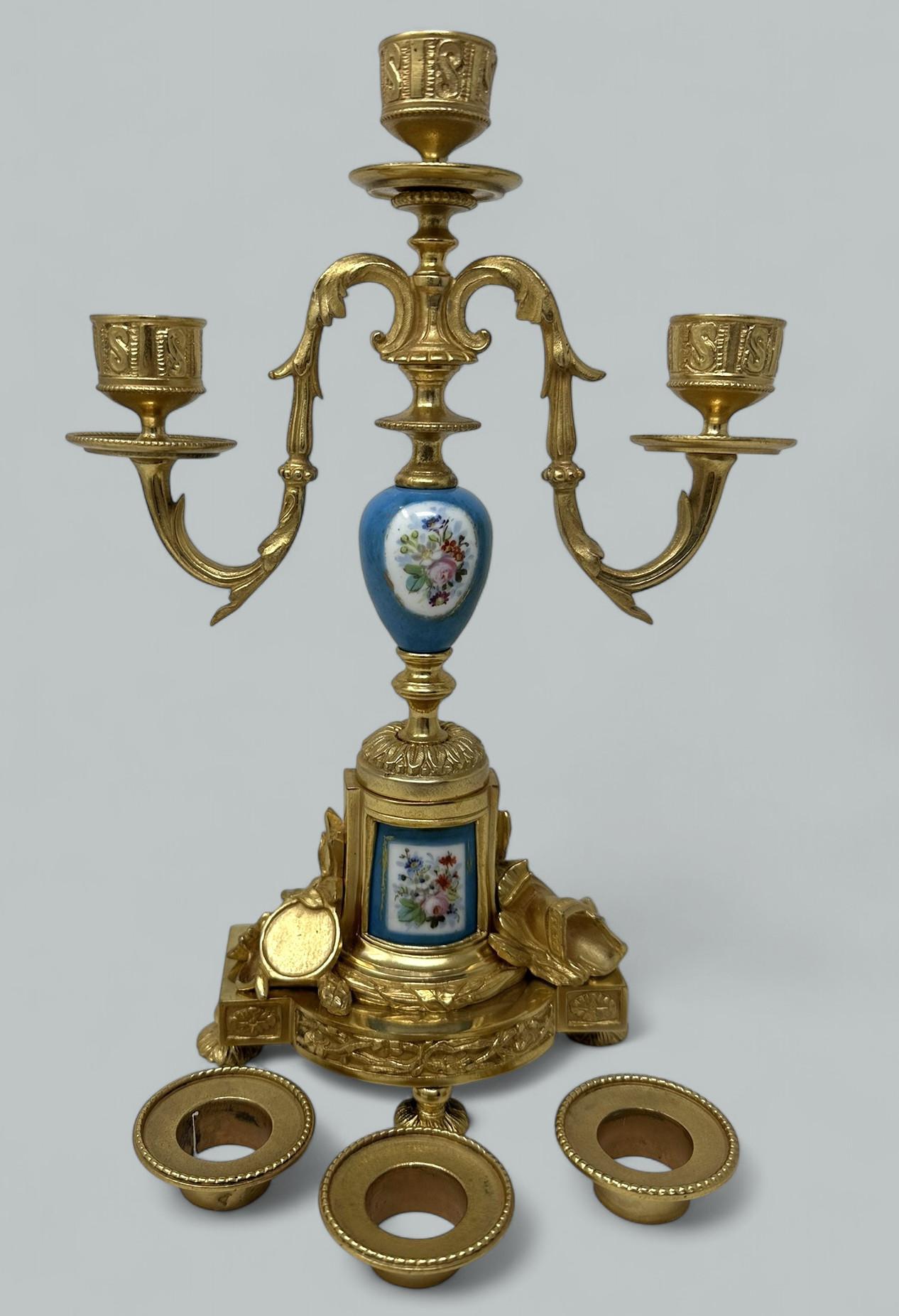 Coppia di candelabri francesi in porcellana di Sèvres in bronzo dorato e ormolano in vendita 2